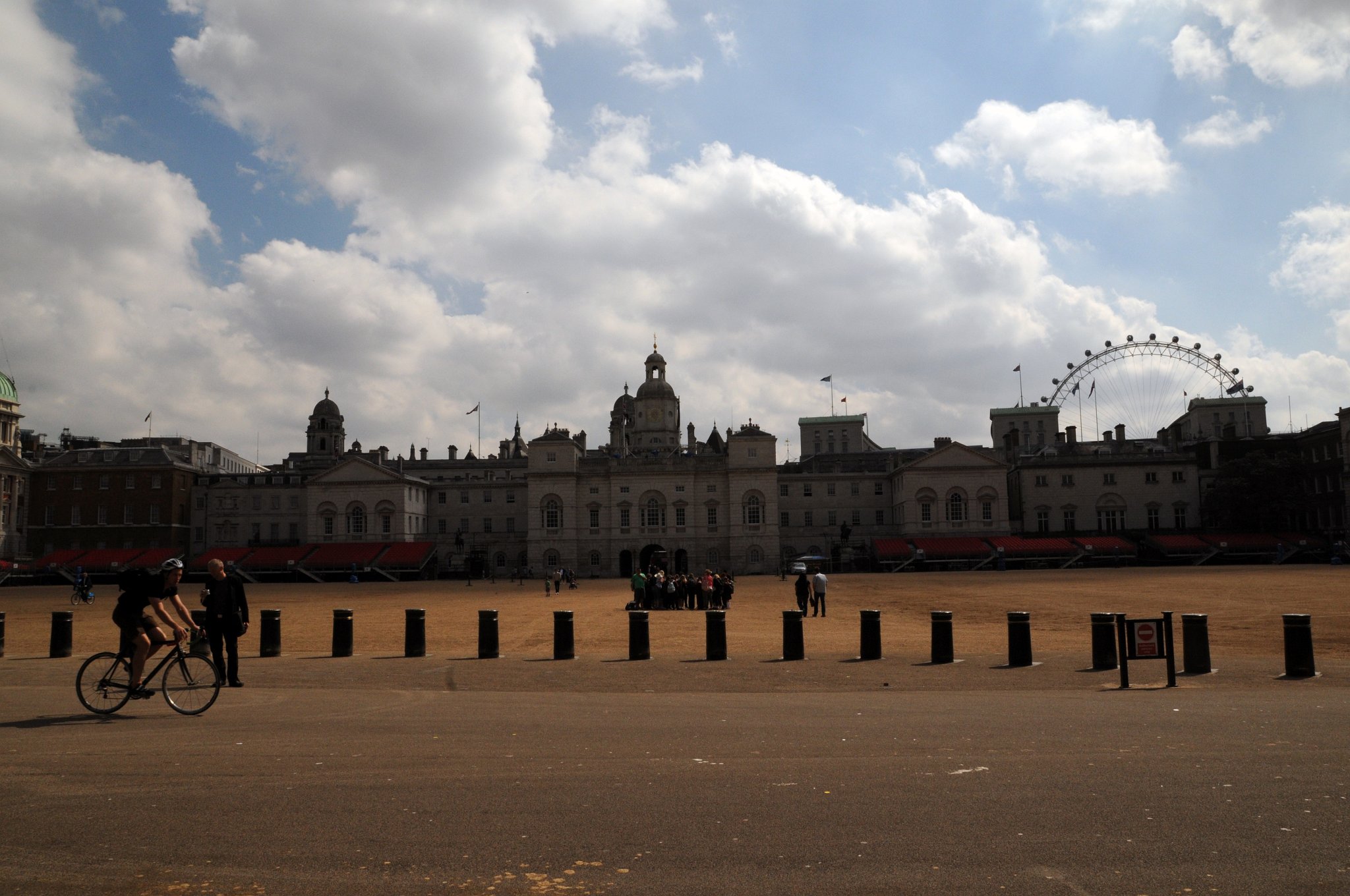 DSC_3807_1.jpg - Horse Guards Parade je velké přehlídkové prostranství ve Whitehallu v centru Londýna. Původně šlo o kolbiště Whitehallského paláce, kde se v době Jindřicha VIII. konaly rytířské turnaje. Bylo také místem každoročních oslav narozenin Alžběty I.Tato oblast byla používána pro vojenské přehlídky a jiné reprezentativní události od 17. století. Každý rok se zde odehrává velkolepá přehlídka na oslavu královniných narozenin - Trooping the Colour.