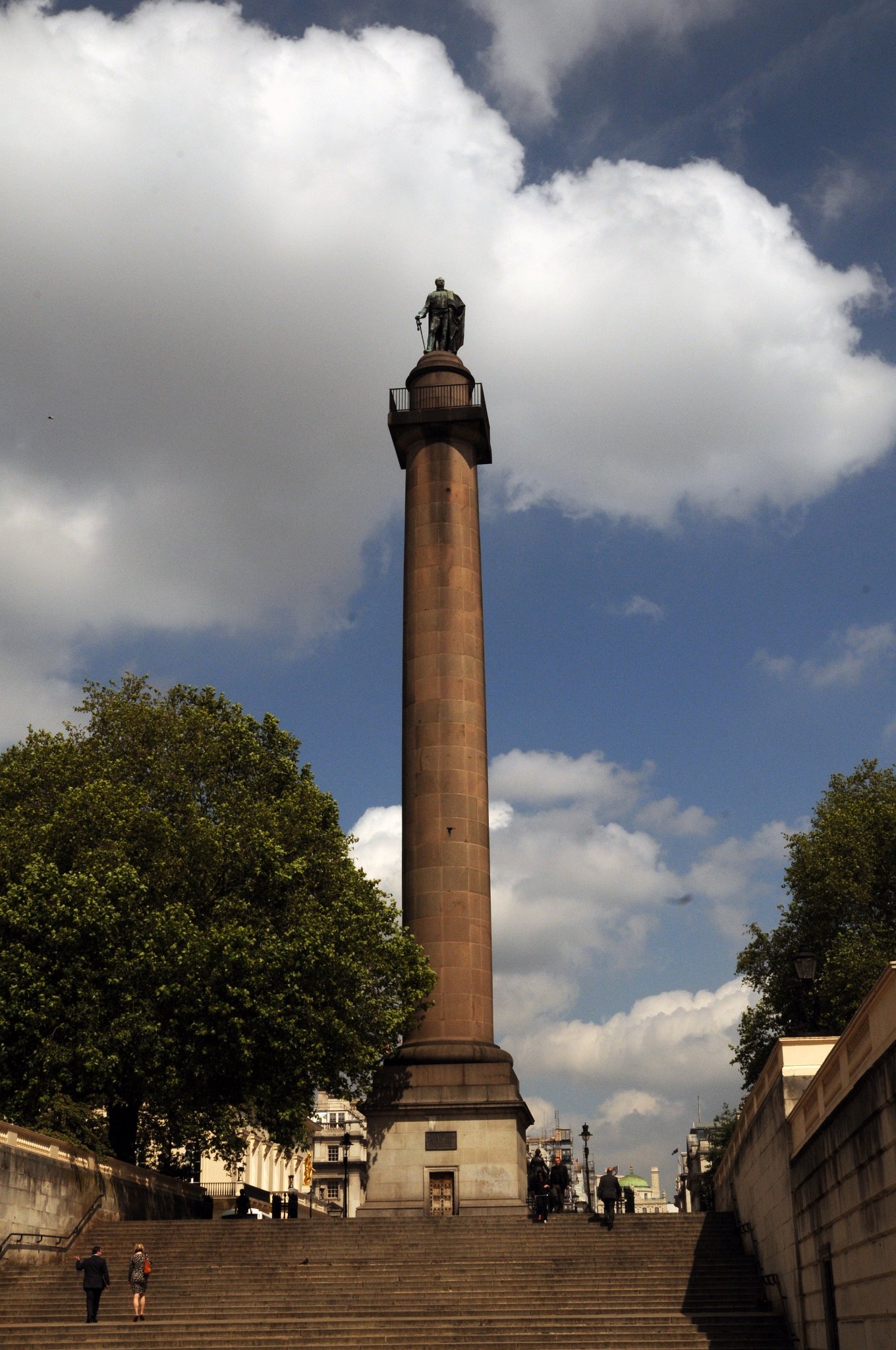 DSC_3834_1.jpg - Duke Of York Monument from The Mall. Prince Frederick, vévoda z Yorku byl druhý nejstarší syn krále do schopné modernizované síly. Jiřího III, vrchní velitel britské armády během francouzských revolučních válek a vedl k reformě armády. Když v roce 1827 zemřel, celá britská armáda se vzdala jednodenního výdelku, aby mohl být postaven tento památník.