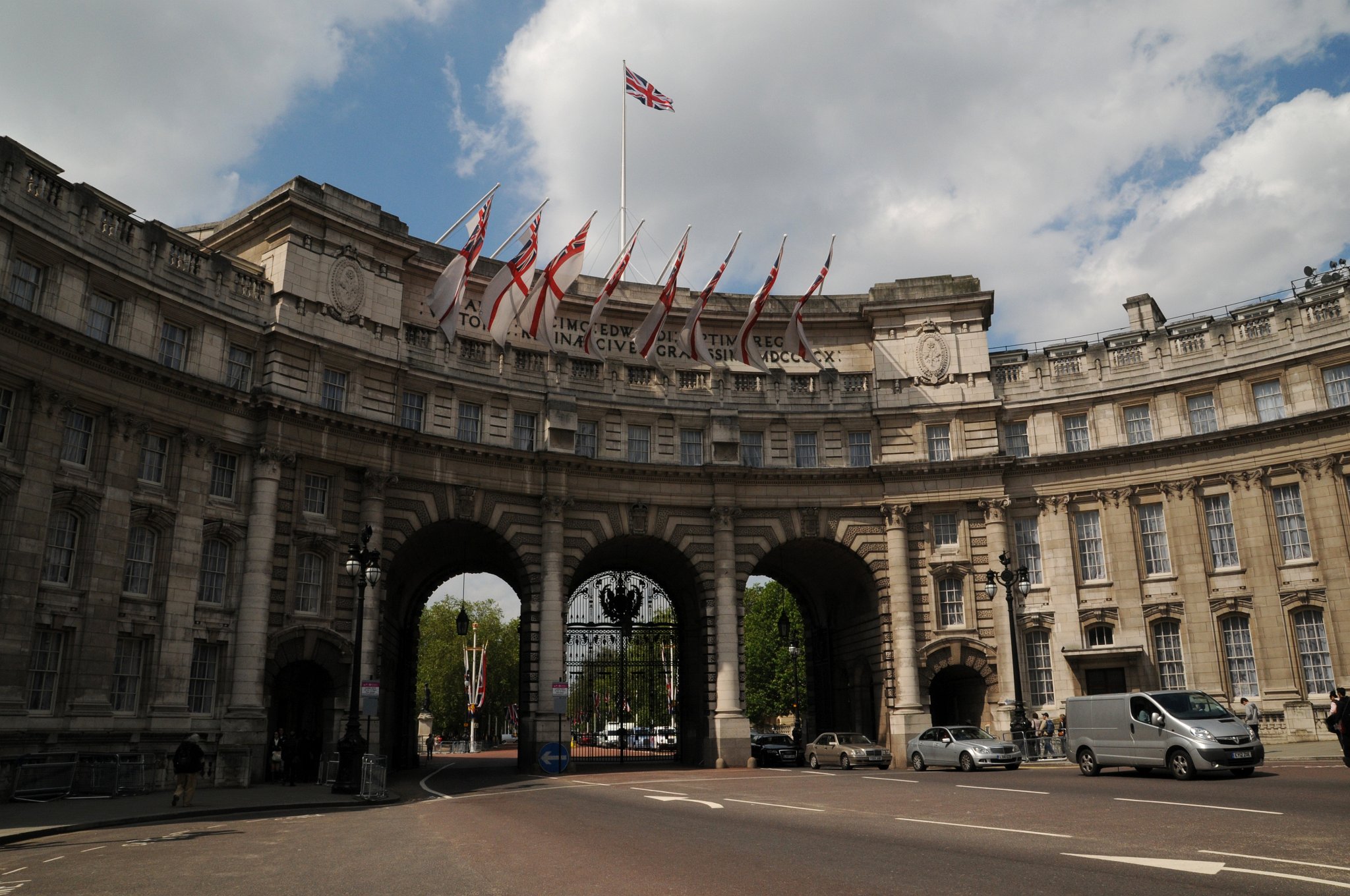 DSC_3856_2.jpg - Admiralty Arch z pohledu od Trafalgarského náměstí (anglicky Trafalgar Square). Toto náměstí je v centru Londýna, které připomíná Bitvu u Trafalgaru roku 1805, vítězství Britského námořnictva v Napoleonských válkách. Náměstí se mělo původně jmenovat Náměstí krále Viléma IV., ale G.L.Taylor navrhl současně používaný název.Od doby Eduarda I. bylo toto území používáno jako královské stáje. Okolo roku 1820 princ regent pověřil architekta Johna Nashe obnovou této oblasti. Nash nechal vyčistit toto území jako část zušlechtění oblasti Charing Cross. Současný vzhled náměstí pochází z období okolo roku 1845 a je dílem architekta Charlese Barryho.