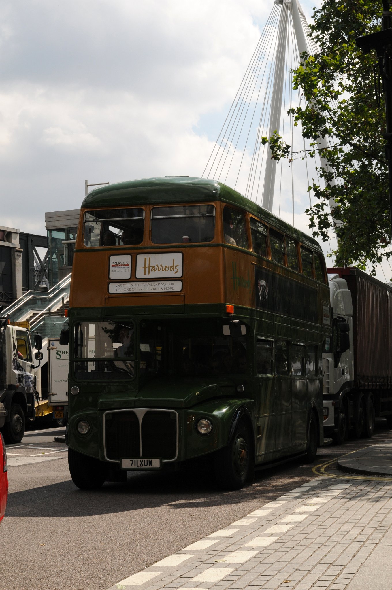 DSC_3859_2.jpg - Poschoďové autobusy s širokým nástupním prostorem – doubledeckery jsou již vyřazeny z provozu. Tento model jezdí s reklamou na jeden z nejluxusnějších a nejproslulejších obchodních domů na světě Harrods, který se nachází těsně pod Hyde Parkem v centru Londýna.