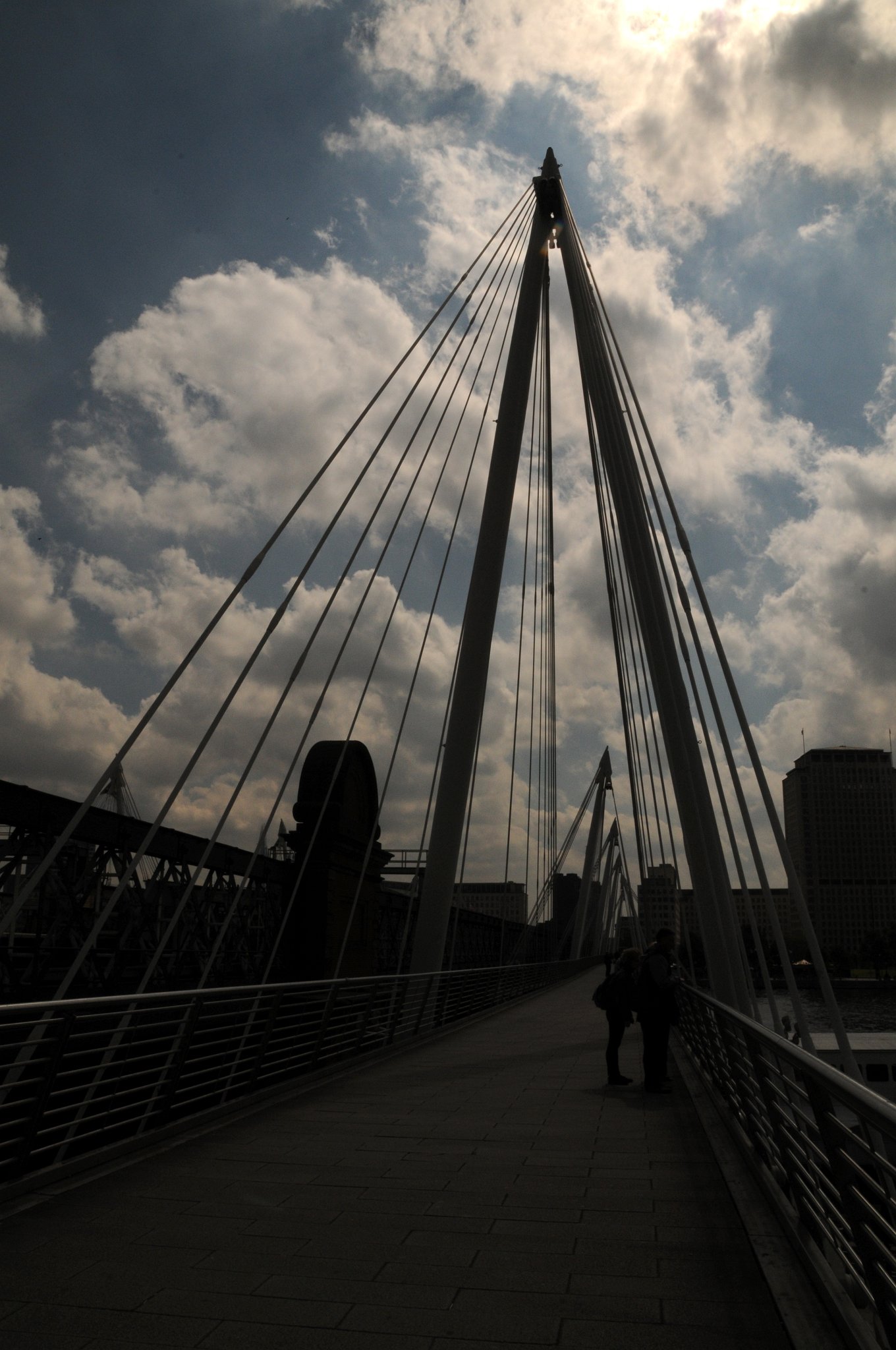 DSC_3873_2.jpg - Hungerford Bridge je most (trojice mostů) přes řeku Temži mezi Waterloo Bridge a Westminster Bridge. Současný most je tvořen konstrukcí s ocelovými příhradníkovými nosníky nesoucími koleje, občas označovaný jako Charing Cross Bridge, lemovaný dvěma lávkami pro pěší zavěšenými na lanech označovanými Golden Jubilee Bridges.