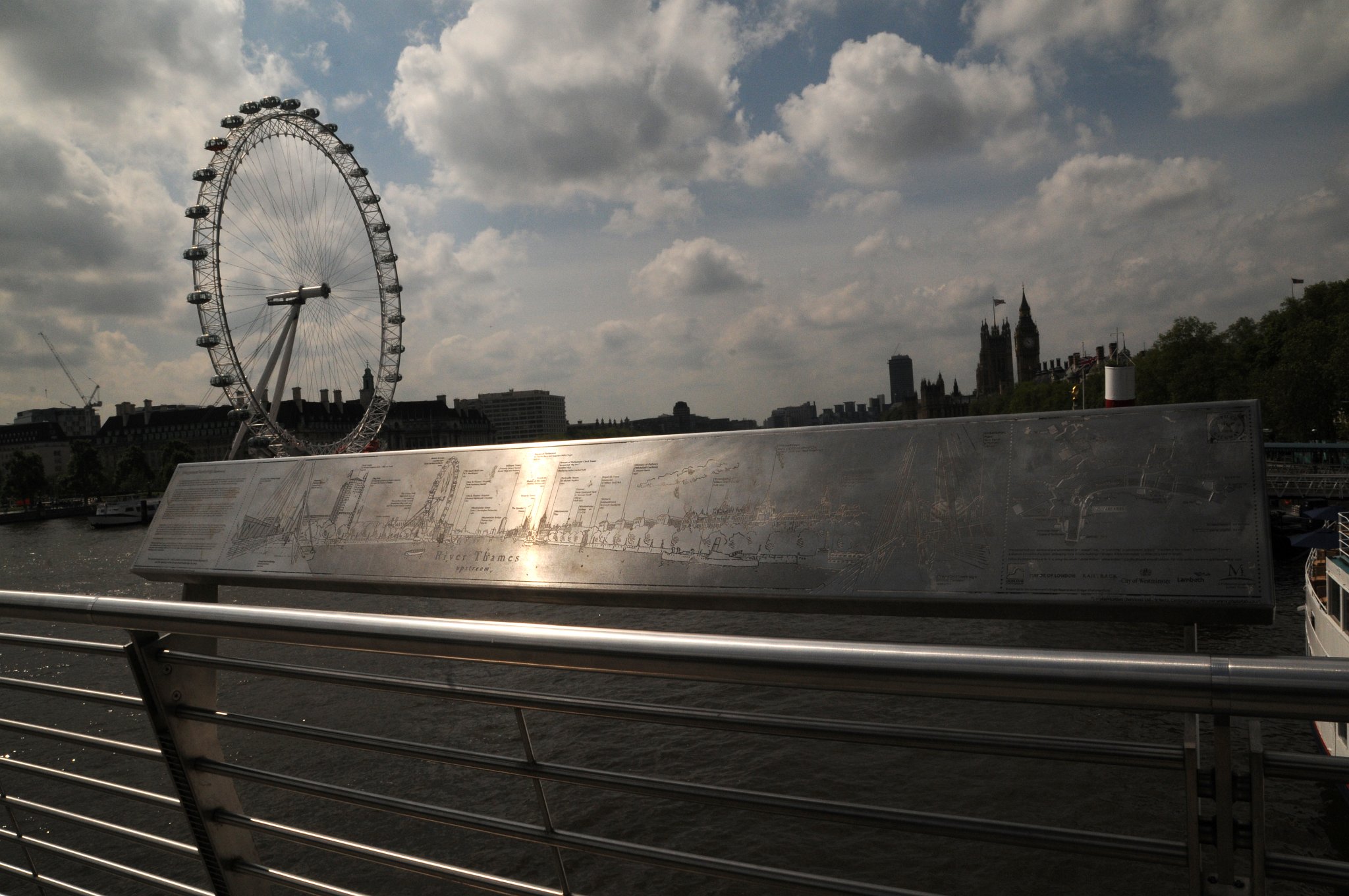 DSC_3881_2.jpg - Pohled na London Eye z Hungerford Bridge.