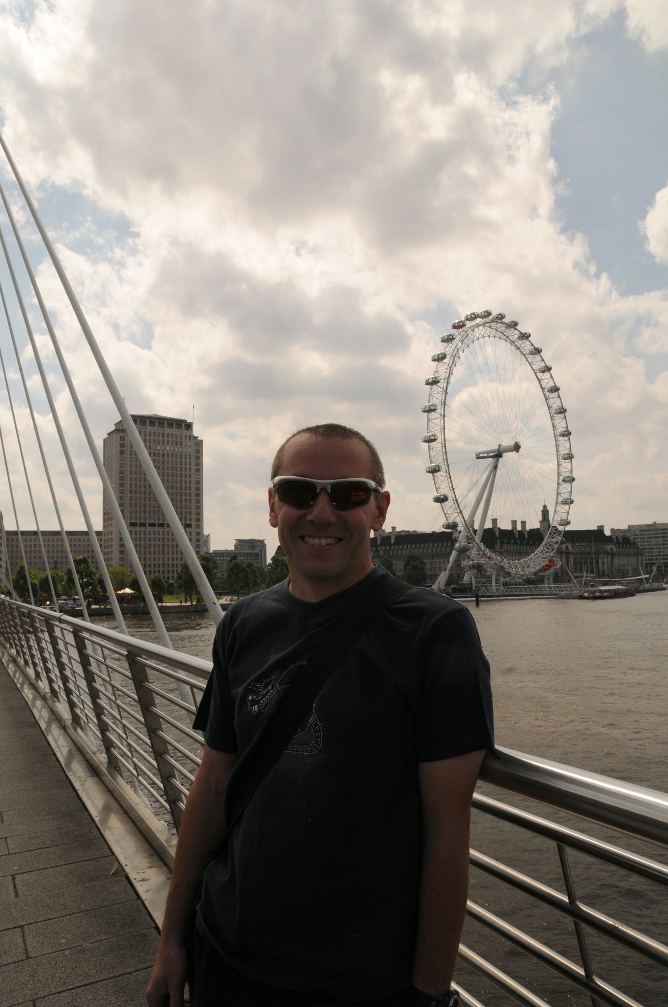 DSC_3888_2.jpg - Fili na Hungerford Bridge, v pozadí pak London Eye. Kolo bylo slavnostně otevřeno 31. prosince 1999, ačkoli ještě nebylo z technických důvodů, až do května 2000, zpřístupněno pro veřejnost. Kolo je provozováno společností Tussauds Group, ale financuje je British Airways - dříve, nyní jiná společnost.Londýnské oko se stalo výraznou dominantou města a velmi populární turistickou atrakcí. Nedávno bylo v anketě pořádané společností Pringels zvoleno nejlepší světovou turistickou atrakcí.