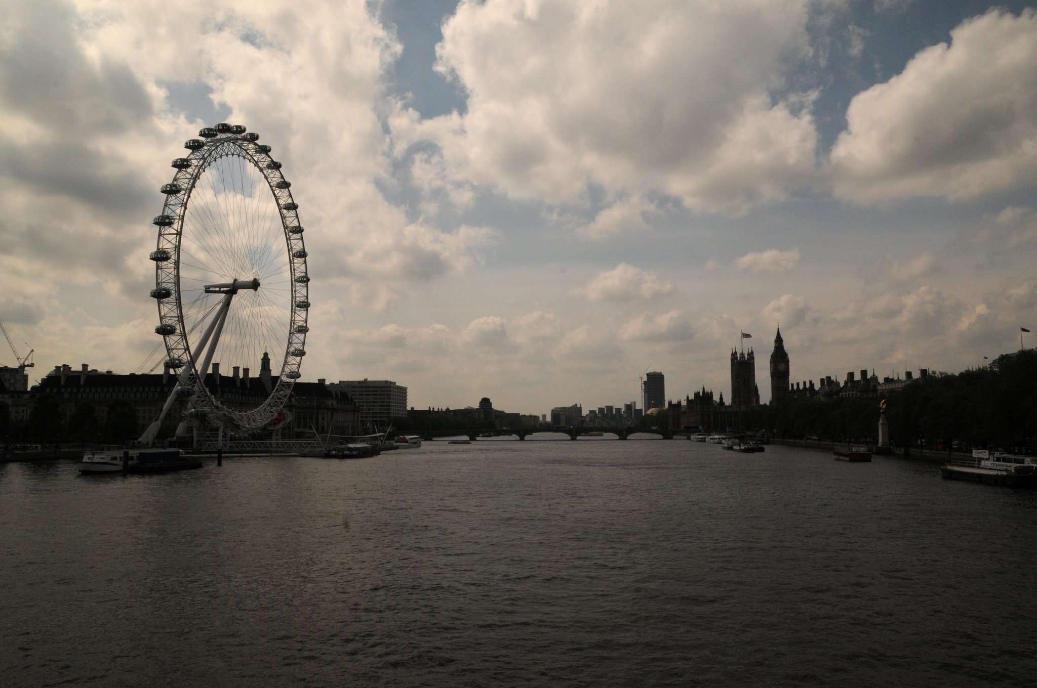 DSC_3889_2.jpg - Londýnské oko, London Eye. Autory návrhu kola byli architekti David Marks, Jule Barfieldová, Malcolm Cook, Mark Sparrowhawk, Steven Chilton a Nic Bailey. Britové vytvořili hlavní otáčecí část, konstrukce vlastního kola vznikla v Holandsku, hřídel a náboj kola byla vyrobena v České republice, ložisko, na kterém se kolo otáčí, bylo vyrobeno v Německu, kabiny pro cestující vznikly ve Francii a lana jsou z Itálie.