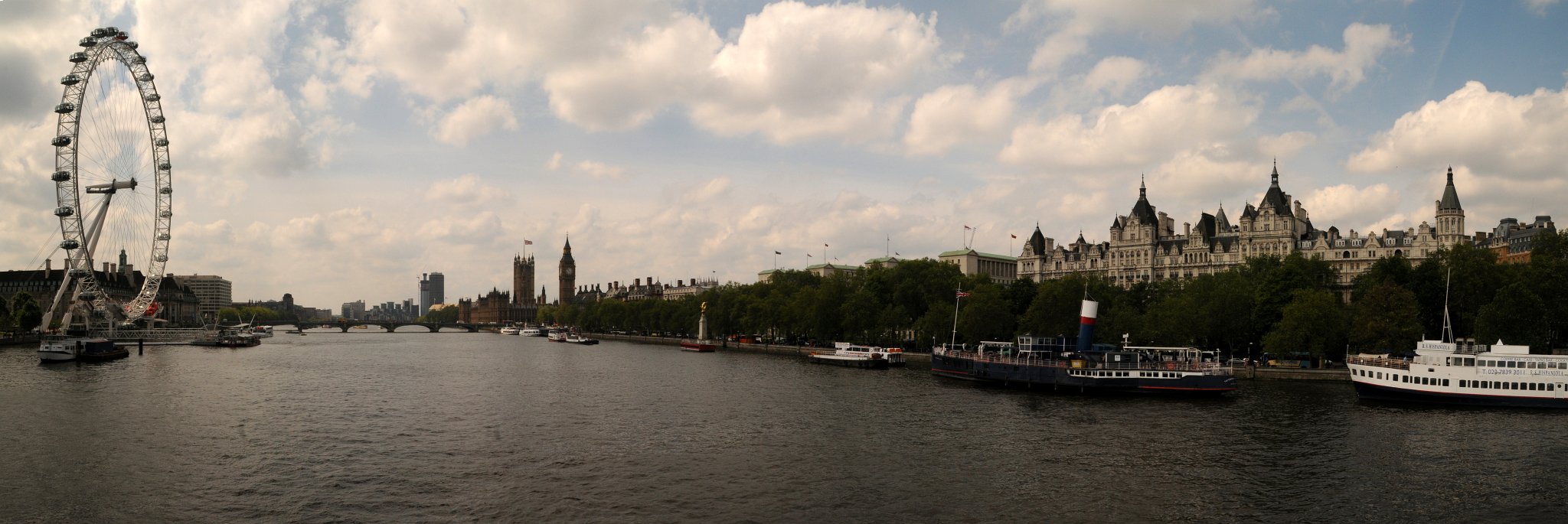 DSC_3898a_5,6,7,8_2.jpg - Panorama nábřeží Temže z Hungerford Bridge. London Eye, Big Ben, Victoria Embankment.