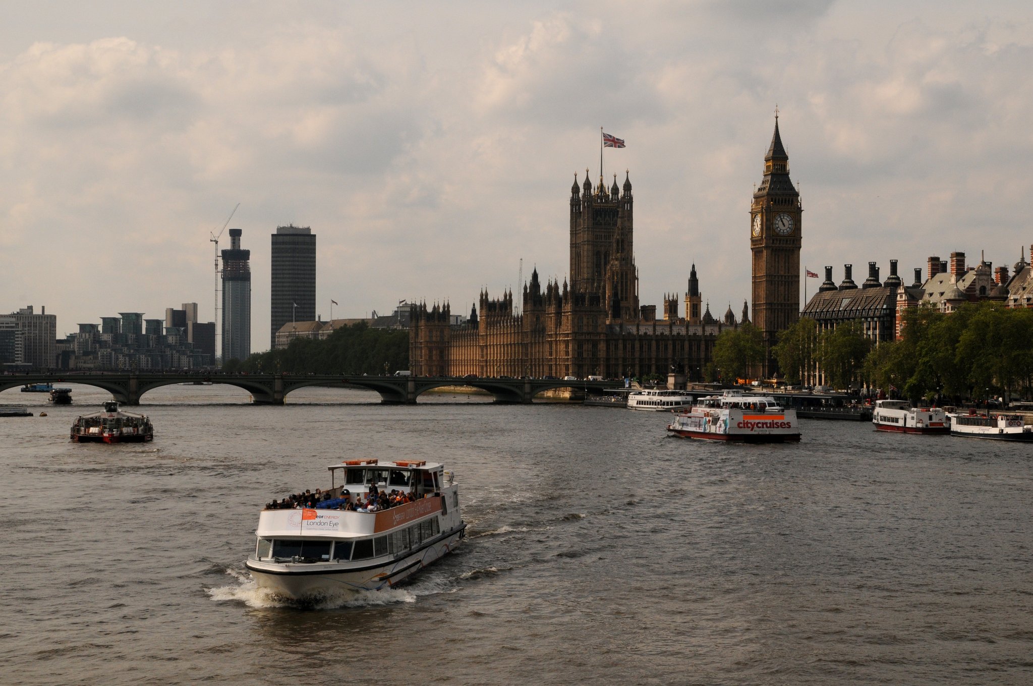 DSC_3910_2.jpg - Pohled na Westminsterský palác (Palace of Westminster) označovaný také Houses of Parliament, který je sídlem Parlamentu Spojeného království – Sněmovny lordů (House of Lords) a Dolní sněmovny (House of Commons). Palác se nachází na severním nábřeží řeky Temže v Londýnském obvodu Westminster v sousedství dalších vládních budov na Whitehallu.