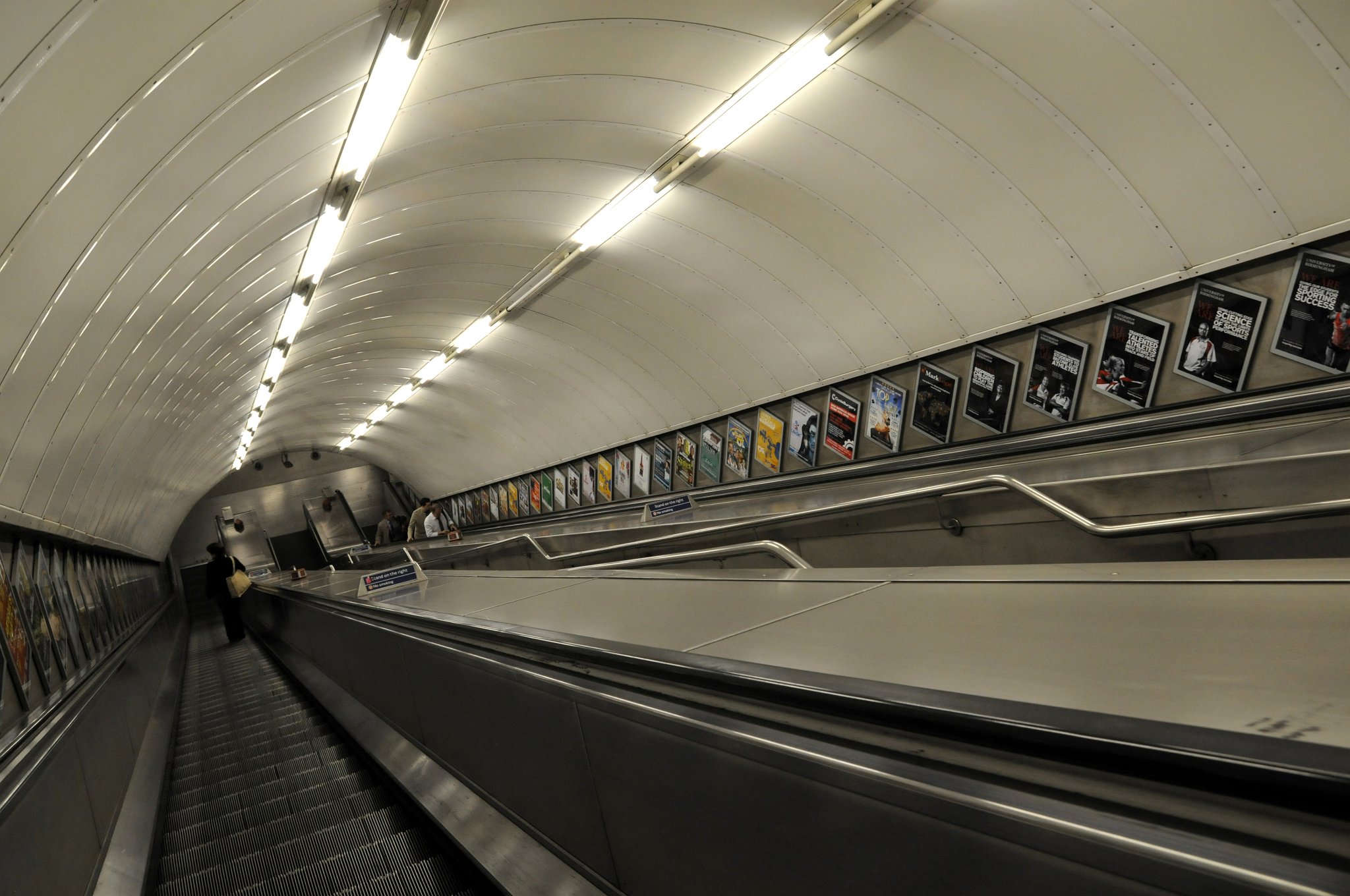 DSC_3956_2.jpg - Eskalátory lemované reklamami na stanici metra Waterloo.