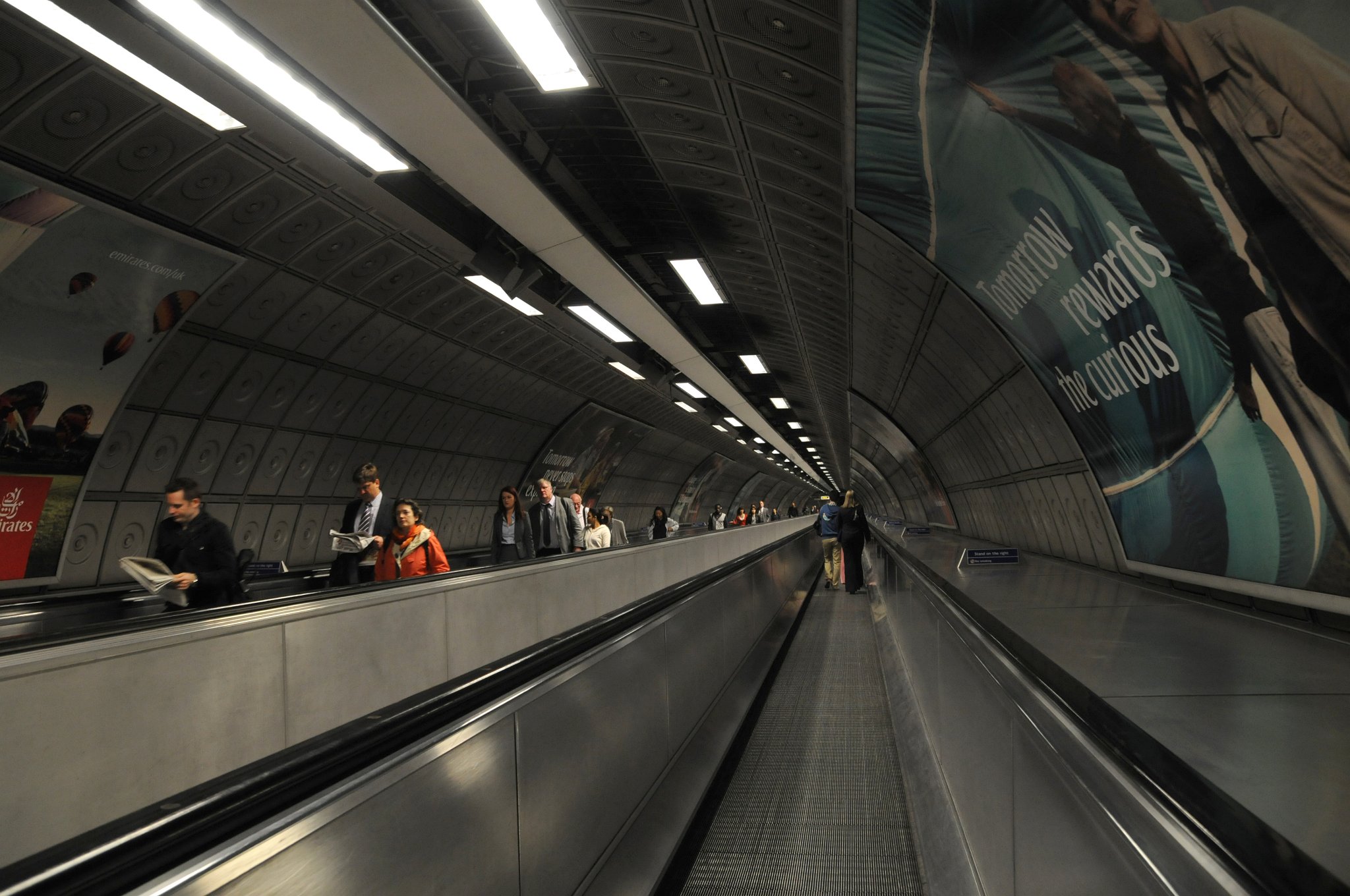 DSC_3961_2.jpg - Travelátor ve staanici metra Waterloo.
