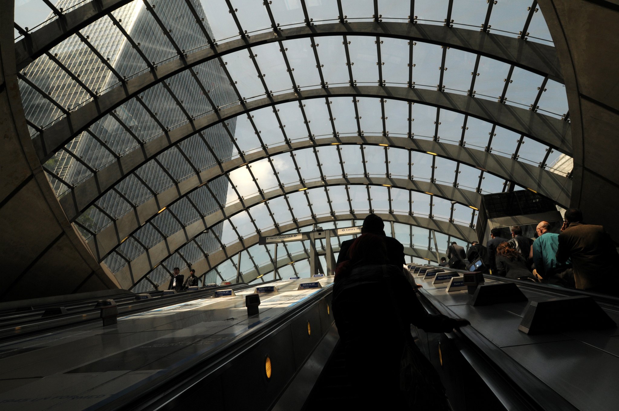 DSC_3965_2.jpg - Vyjíždíme ze stanice metra Canary Wharf  a DLR vlakem se přesuneme do Greenwich. Docklands Light Railway (DLR) je systém bezobslužné lehké kolejové městské hromadné dopravy ve východní části Londýna, v oblasti Docklands. DLR je oddělen od metra, má oddělenou dráhu a odlišné vlakové soupravy ale v místech, kde se tyto dva systémy potkávají jsou integrovány, včetně jednotného systému jízdného.