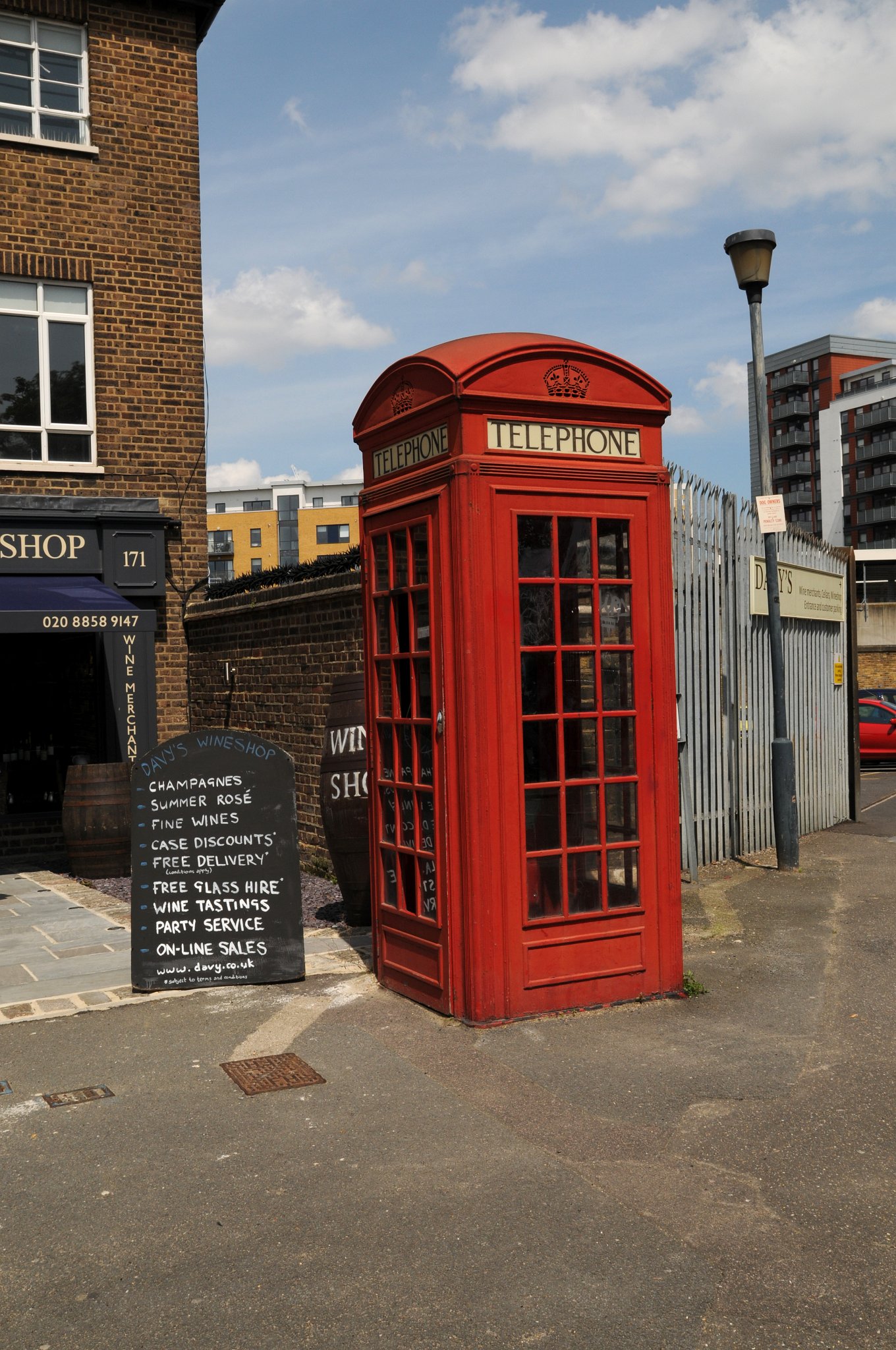 DSC_4018_2.jpg - Původní červená telefonní budka dle návrhu sira Giles Gilbert Scotta z roku 1924 v Greenwich.