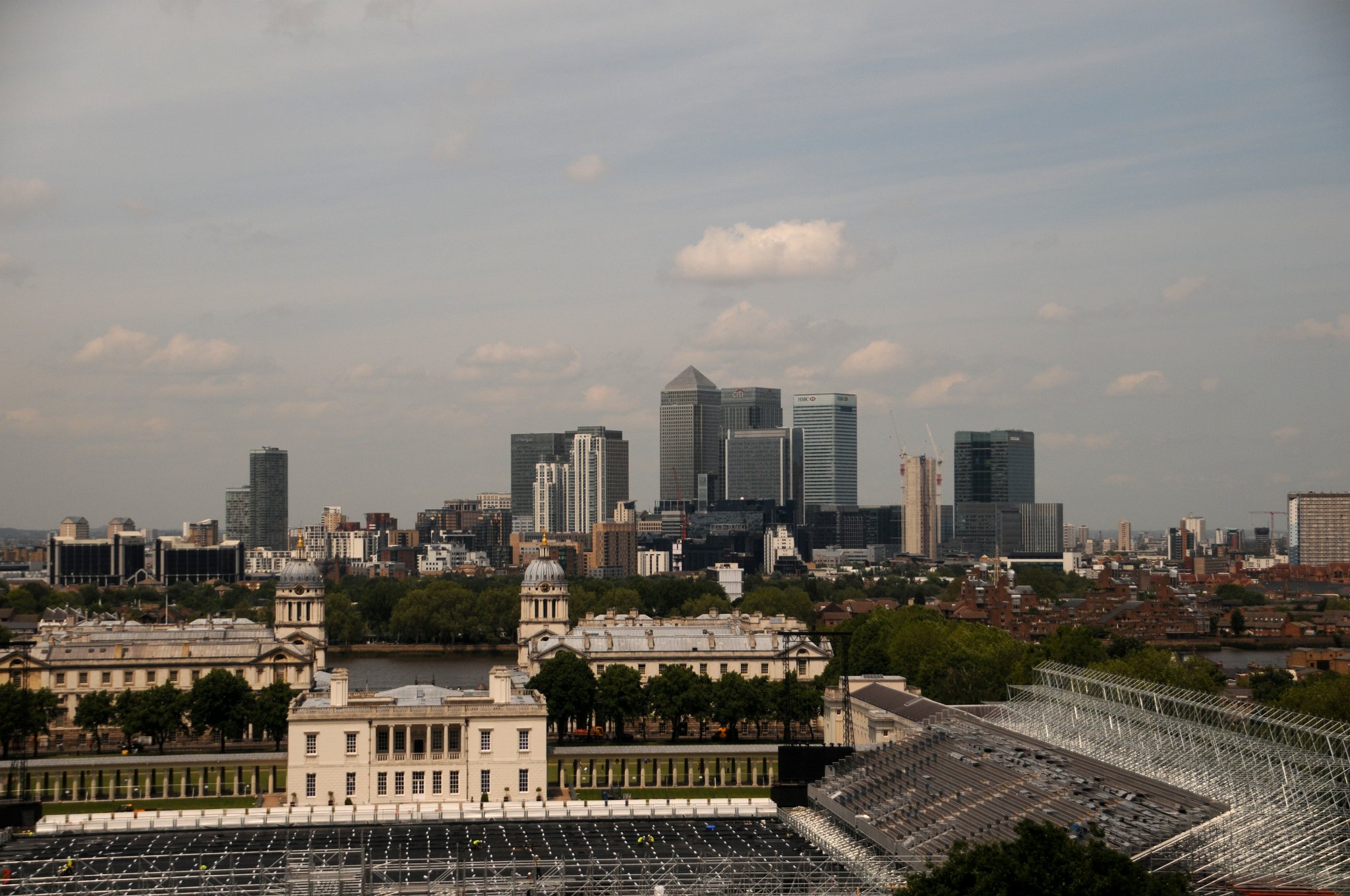 DSC_4077_2.jpg - Pohled na Queen's House v popředí s National Maritime Museum. Za nimi pak Chapel of St. Peter and St. Paul, Old Royal Naval College a v pozadí pak moderní panorama Canary Wharf se třemi nejvyššími budovami Velké Británie: 1 Canada Square (235 m, můžeme se také setkat s názvem Věž Canary Wharf); HSBC Tower (200 m) a Citigroup Centre (200 m).