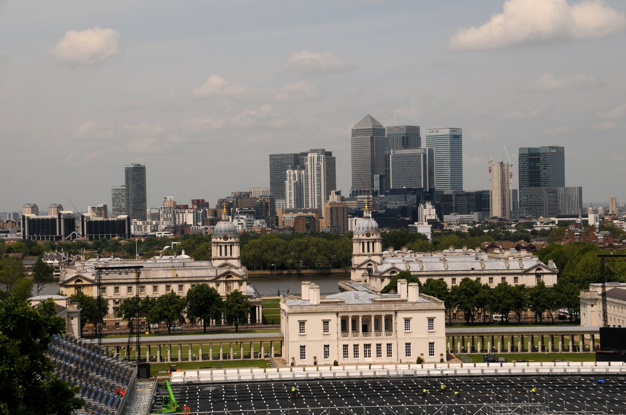 DSC_4104_2.jpg - Pohled na Queen's House a National Maritime Museum v popředí. Za nimi pak Chapel of St. Peter and St. Paul, Old Royal Naval College a v pozadí pak moderní panorama Canary Wharf se třemi nejvyššími budovami Velké Británie: 1 Canada Square (235 m, můžeme se také setkat s názvem Věž Canary Wharf); HSBC Tower (200 m) a Citigroup Centre (200 m).