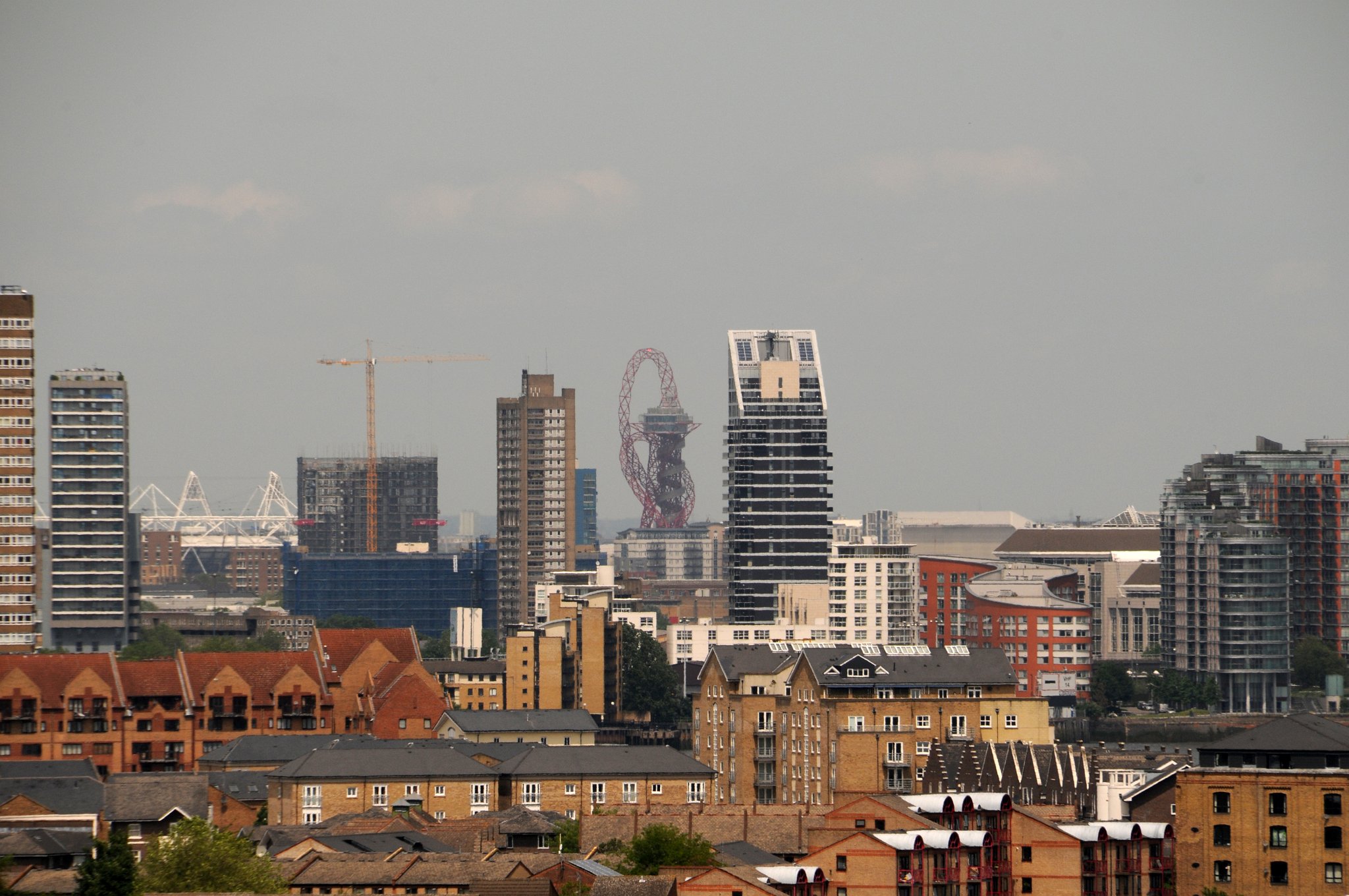 DSC_4108_2.jpg - Celosvětově uznávaný umělec Anish Kapoor navrhl 115 metrů vysokou veřejně přístupnou věž ArcelorMittal Orbit. Z červené věže ve tvaru připomínajícím trumpetu o výšce téměř 115 metrů mají návštěvníci výhled na krajinu Londýna. Věž je pojmenována po ocelářském magnátovi a nejbohatším muži v Londýně Lakshmi Mittalovi. Dílo, které spotřebovalo asi 1400 tun oceli a stálo asi 20 mil. liber. Stavbu provedli Kapoor spolu s Arup Engineers. Podle Kapoora se návrh věže inspiroval Babylonskou věží.