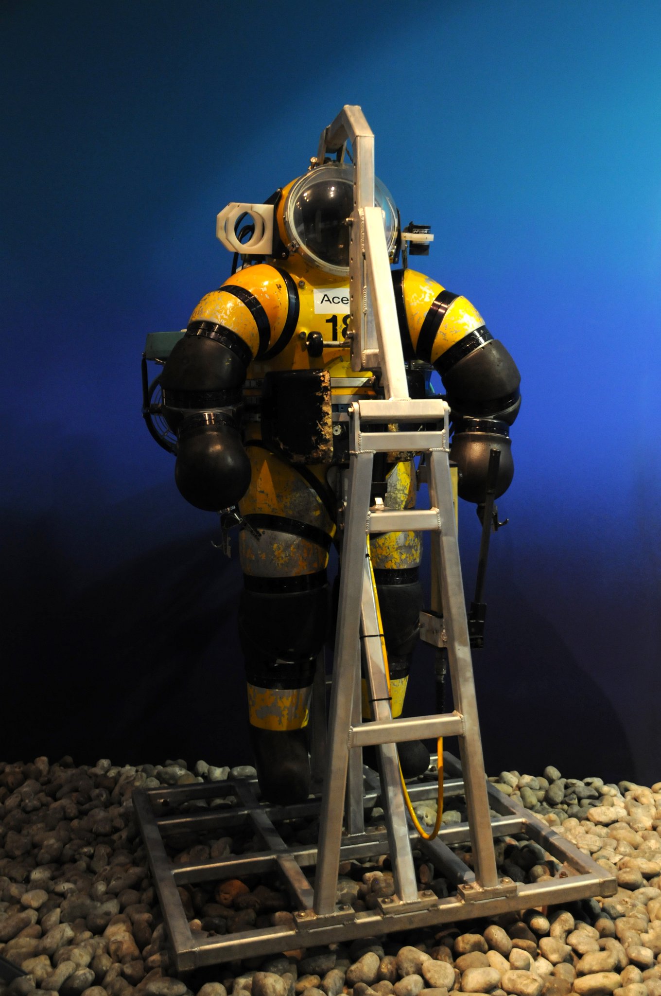 DSC_4232_2.jpg - Potápěčský skafandr v expozici Námořního muzea v Londýně.