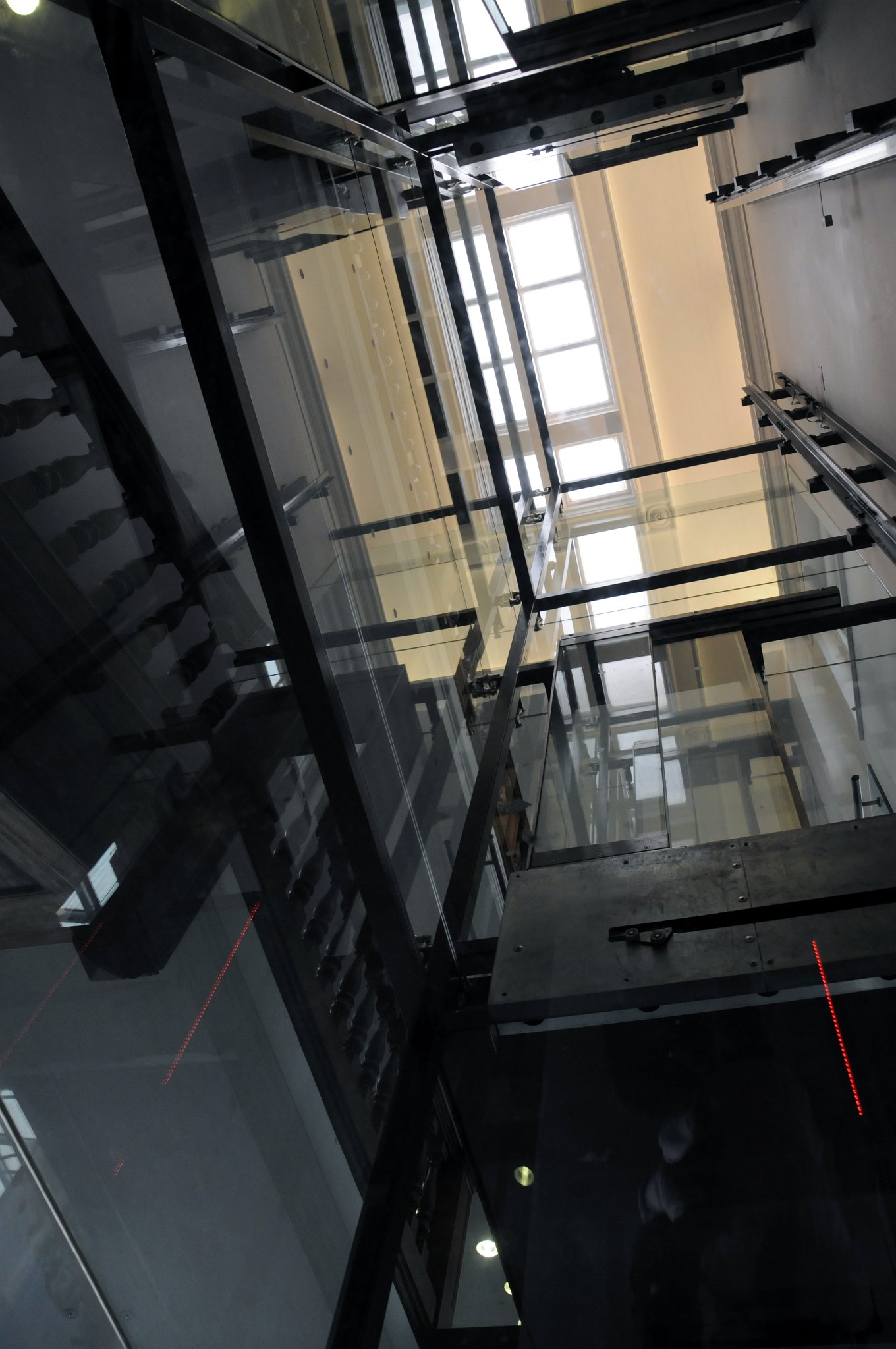 DSC_4257_1.jpg - Průhled stropem celoskleněného výtahu v muzeu.