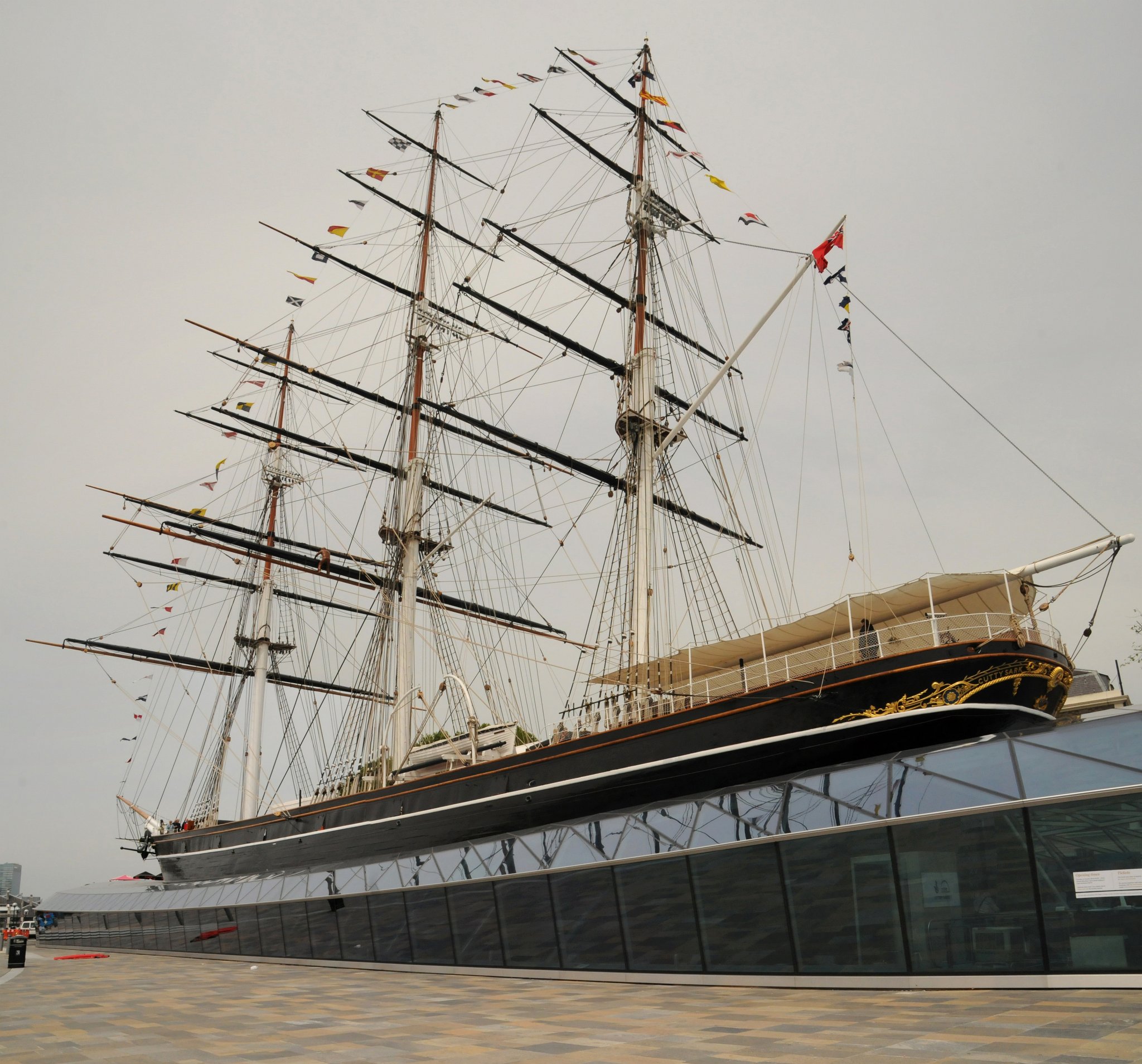 DSC_4280a_78,9,80_2.jpg - Cutty Sark je jeden z posledních čajových kliprů. Ve své době byla tato loď nazývána Královnou oceánů, nicméně v překladu její jméno vlastně znamená Krátká košile (košilka). Tato proslulá plachetnice, postavená v roce 1869, byla nejrychlejší velkou plachetnicí na světě. Loď je v současné době umístěna v lodním muzeu na břehu Temže v londýnské čtvrti Greenwich. 21. května 2007 byla těžce poškozena požárem během rekonstrukčních prací.
