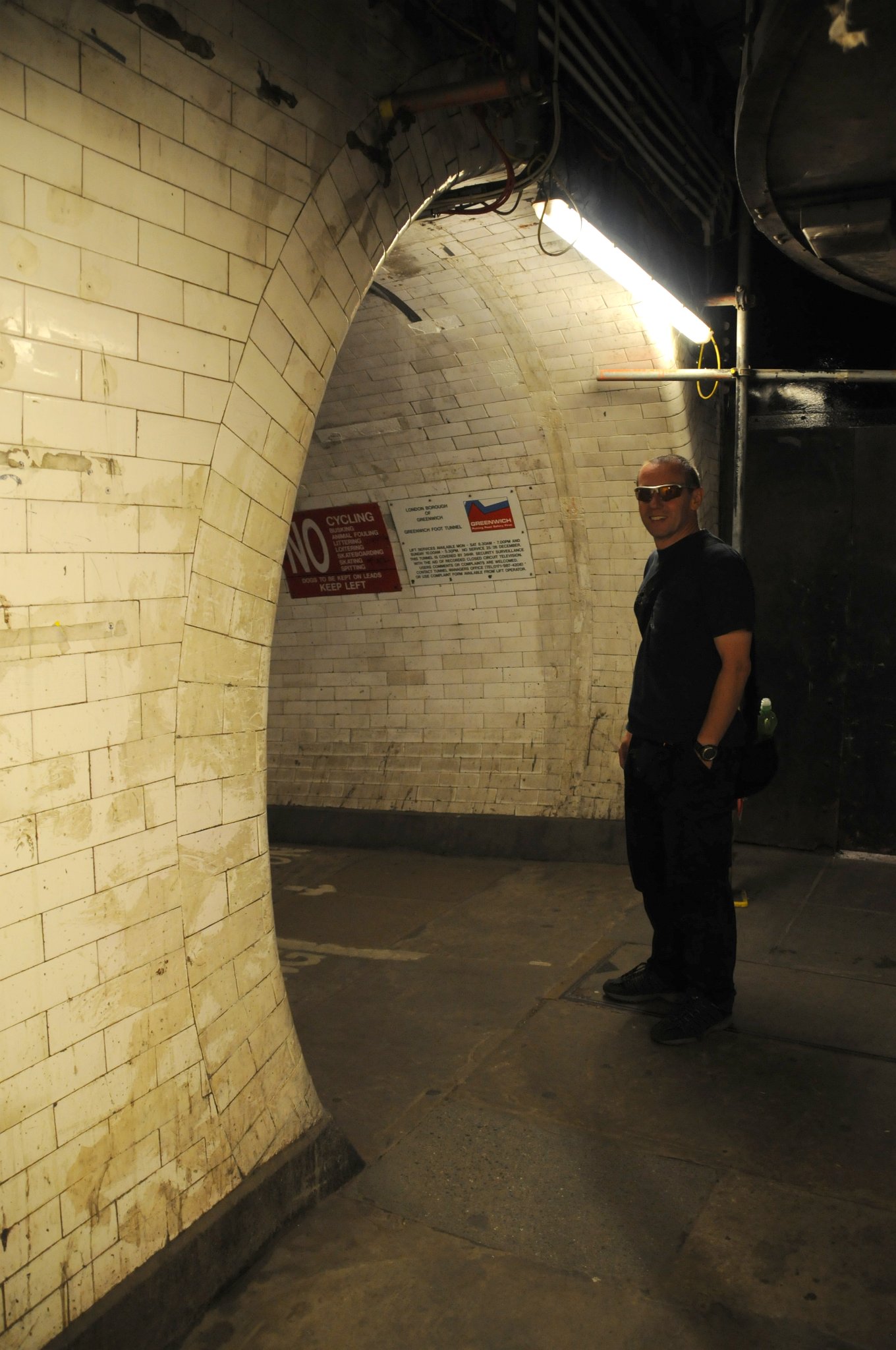 DSC_4303_1.jpg - Tunel nahradil drahou a někdy nespolehlivou trajektovou dopravu a měl umožnit pracovníkům, kteří žili na jižní straně řeky Temže, aby dosáhli svých pracovišť v londýnských docích a loděnicích za krátký čas.