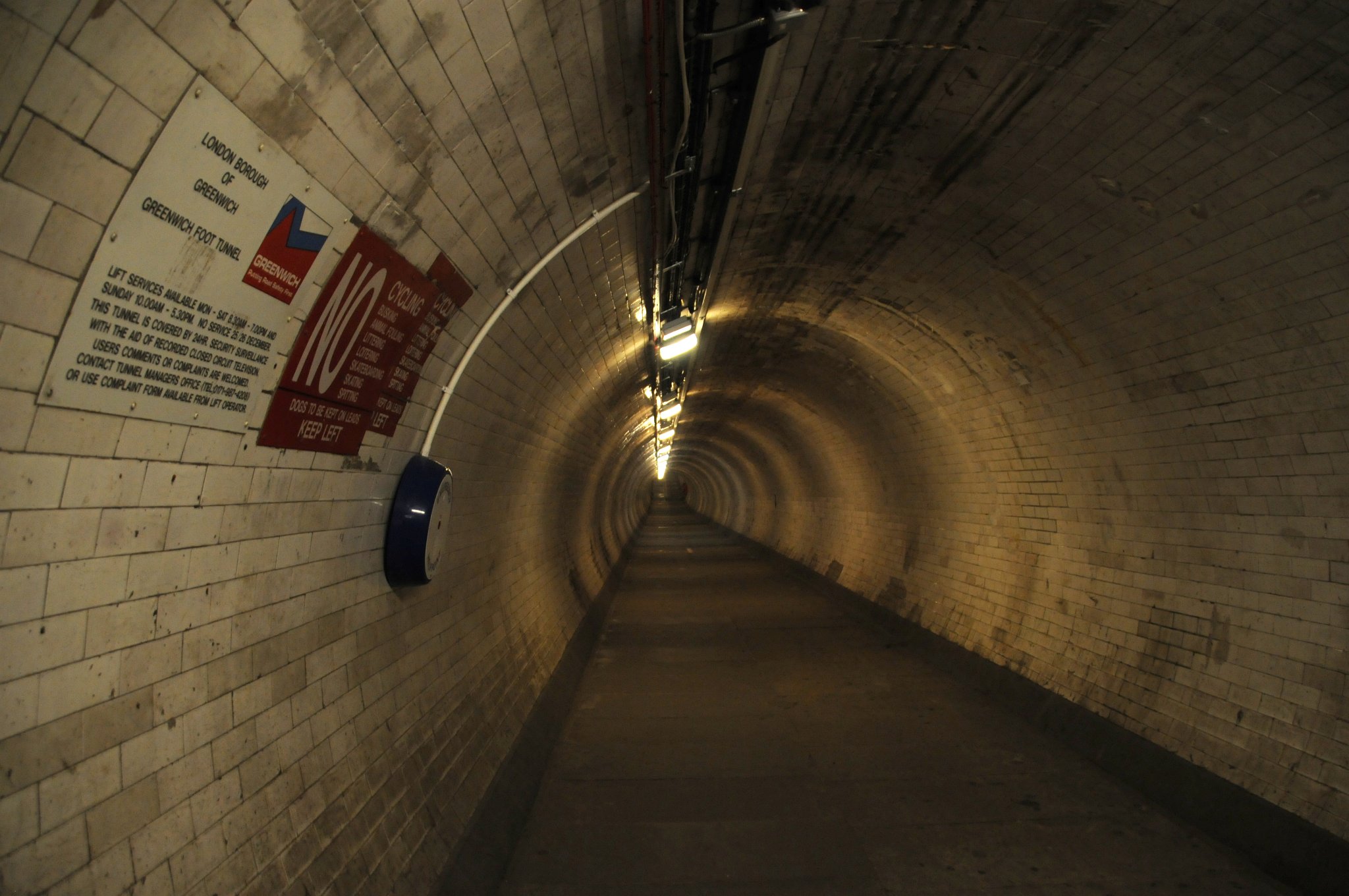DSC_4306_1.jpg - Greenwich Foot Tunnel spojuje Greenwich (Royal Borough of Greenwich), na jihu s Isle of Dogs (London Borough of Tower Hamlets) na severu.