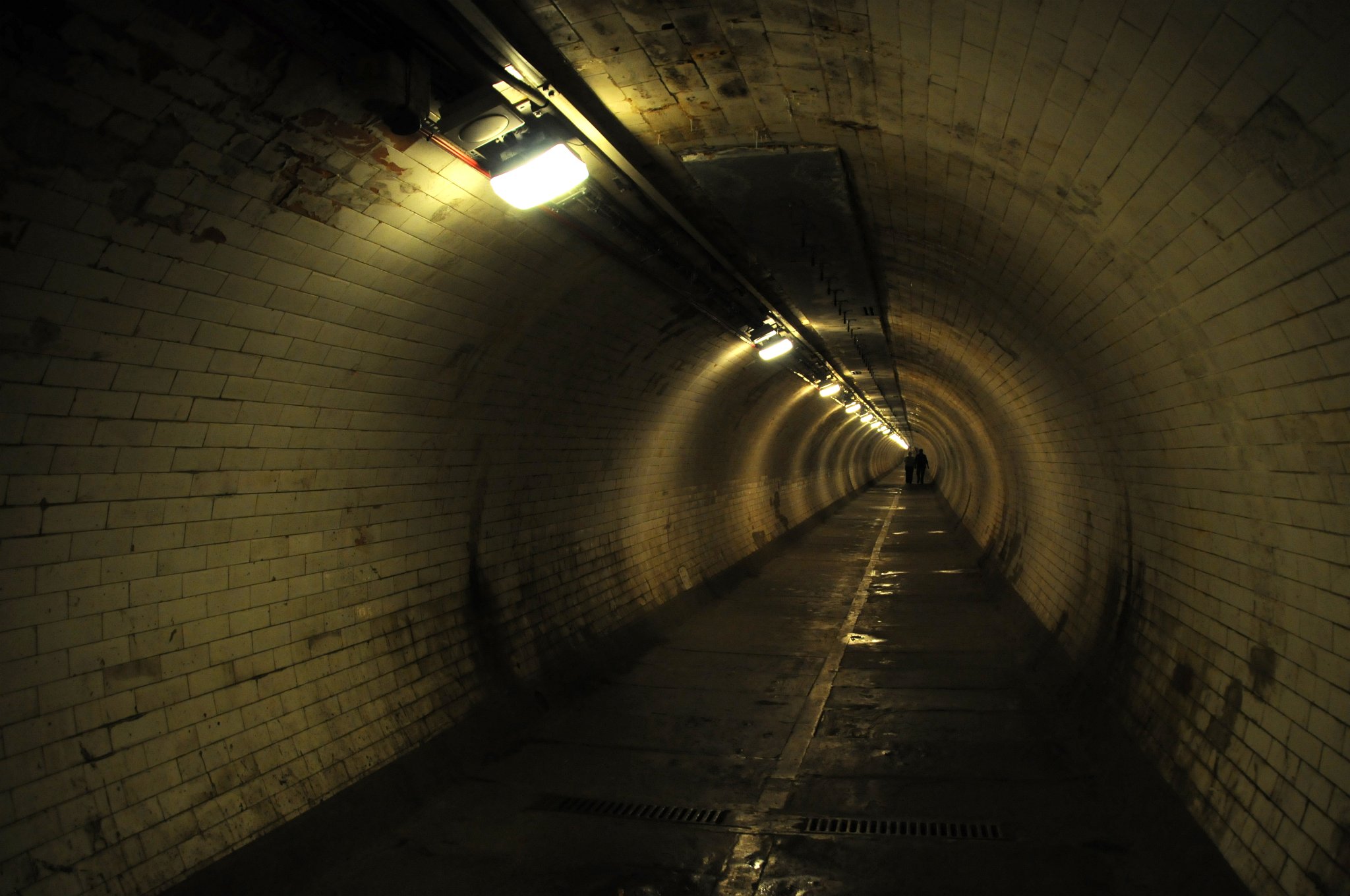 DSC_4321_1.jpg - Tunel sám je 370.2 m (1217 ft) dlouhý, je v hloubce 15,2 m (50 ft) a má vnitřní průměr asi 9 stop (2,7 m). Celý je obložen 200,000 bílými glazovanými dlaždicemi.