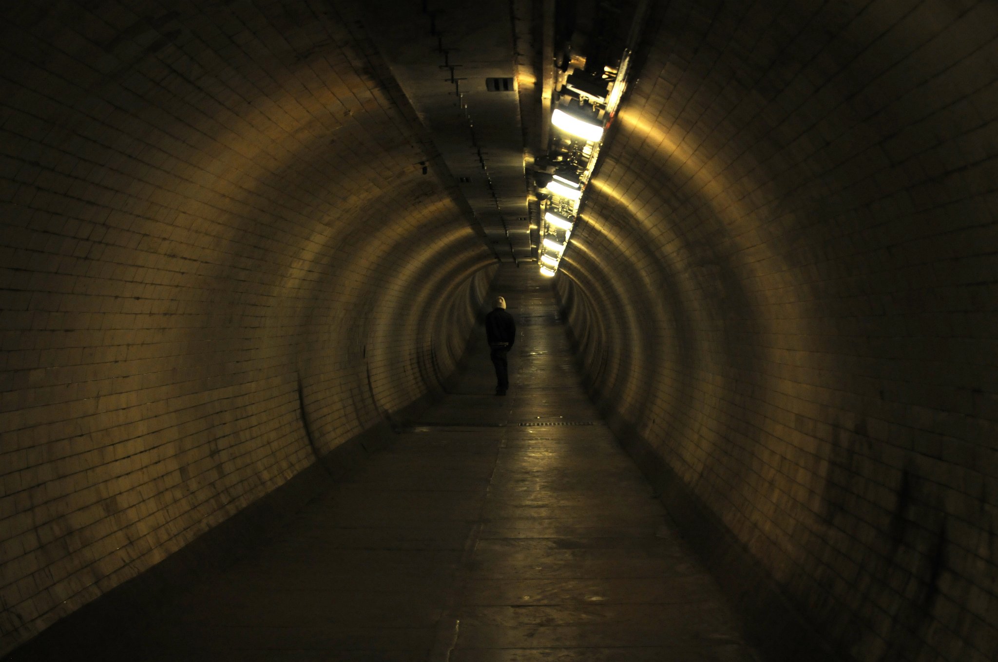DSC_4326_1.jpg - Oba londýnské břehy Temže spojuje nejen přes třicet mostů, ale také řada tunelů pro pěší, pro motorová vozidla a samozřejmě také pro metro. První tunel pod řekou byl vybudován pro pěší v letech 1825 až 1843, a to mezi Rotherhithe a Wappingem. V druhé polovině 19. století byl rozšířen pro potřeby metra.