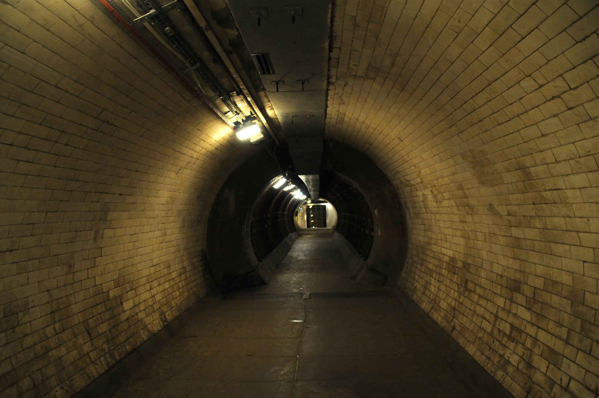 DSC_4332_1.jpg - V části tunelu je patrné zúžení. Tato část byla poškozena během náletu za druhé světové války a musela být následně vyztužena.