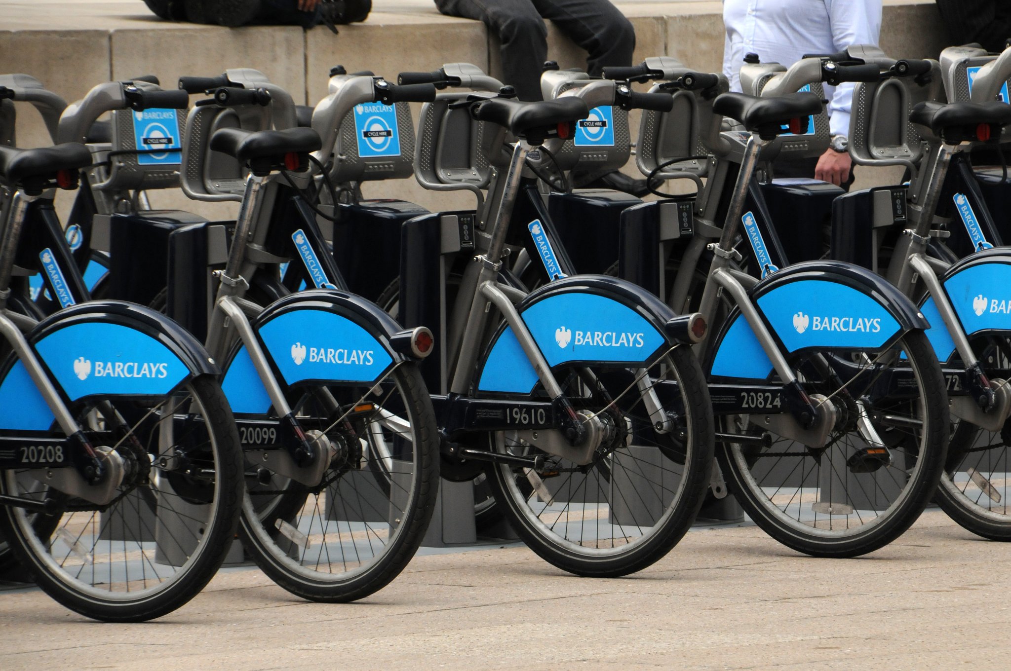DSC_4363_3.jpg - Barclays Cycle Hire (zkracováno BCH, cycle hire znamená anglicky půjčovna jízdních kol) je systém sdílení kol v Londýně. Do provozu byl uveden 30. června 2010 a někdy je mu přezdíváno Boris bikes (tzn. Borisovy bicykly) podle Borise Johnsona, starosty Londýna, který vznik systému podporoval. Systém sdílení kol (používá se i anglické Bike Sharing System) je síť stanic s jízdními koly, které si lze vypůjčit na jednom stanovišti a na jiném je vrátit, jedná se tedy o distribuovanou půjčovnu jízdních kol.