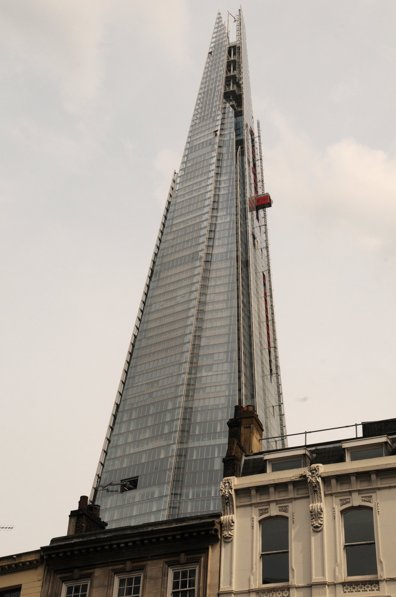 DSC_4374_2.jpg - The Shard (česky doslovně „střep“), známý také jako Shard of Glass, Shard London Bridge nebo London Bridge Tower  je londýnský mrakodrap, s 310 metry nejvyšší ve Velké Británii a v Evropě. Architektem stavby se stal Ital Renzo Piano. Cena výstavby dosáhla částky 450 milionů liber.