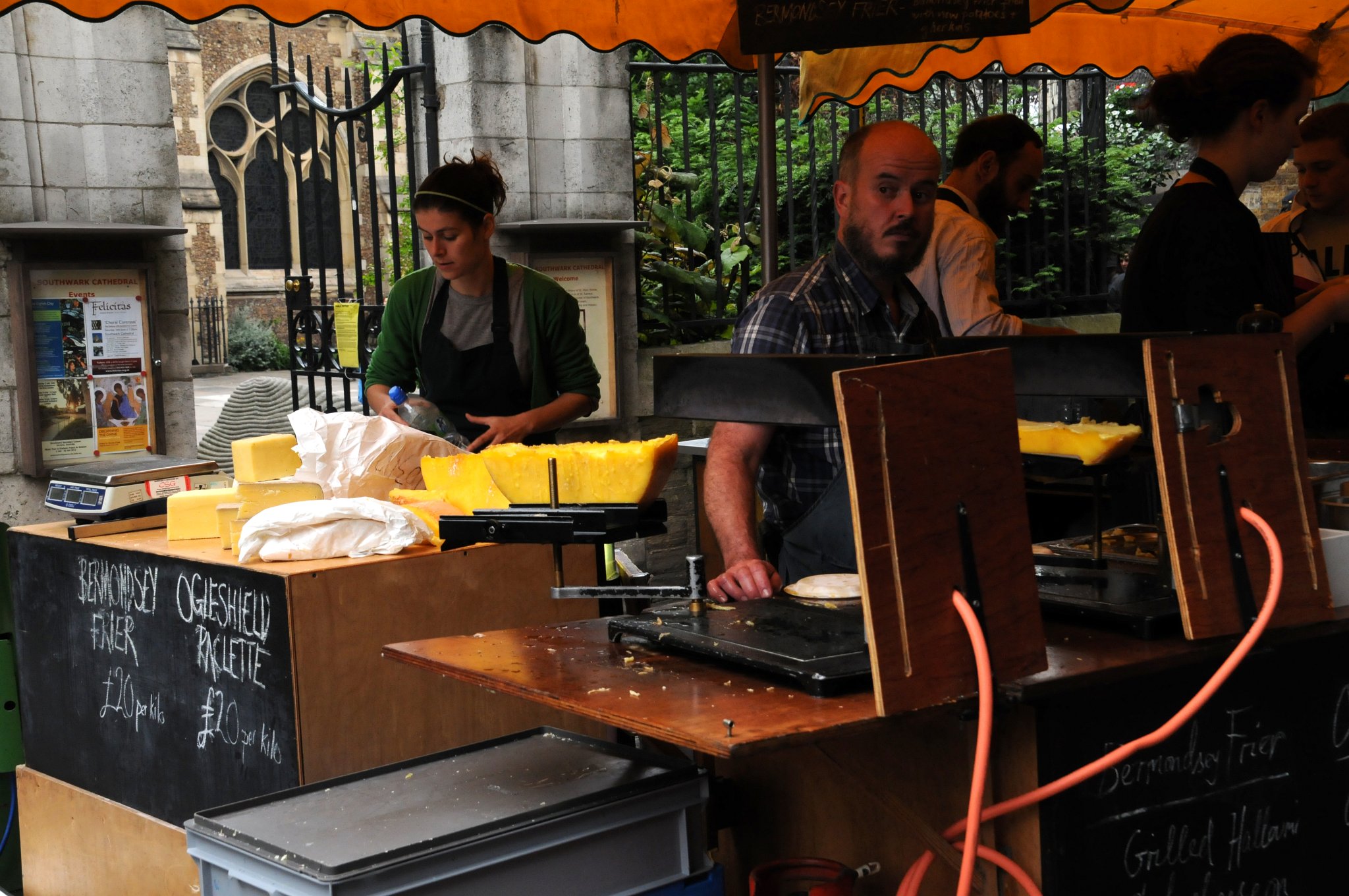 DSC_4399_2.jpg - Borough Market  je jedním z největších londýnských trhů s potravinami, a především je vůbec nejstarší - jeho historie sahá až do dob starých Římanů. Svou dnešní podobu získal v roce 1870. Borough Market vítá návštěvníky jen ve čtvrtek, v pátek a v sobotu.