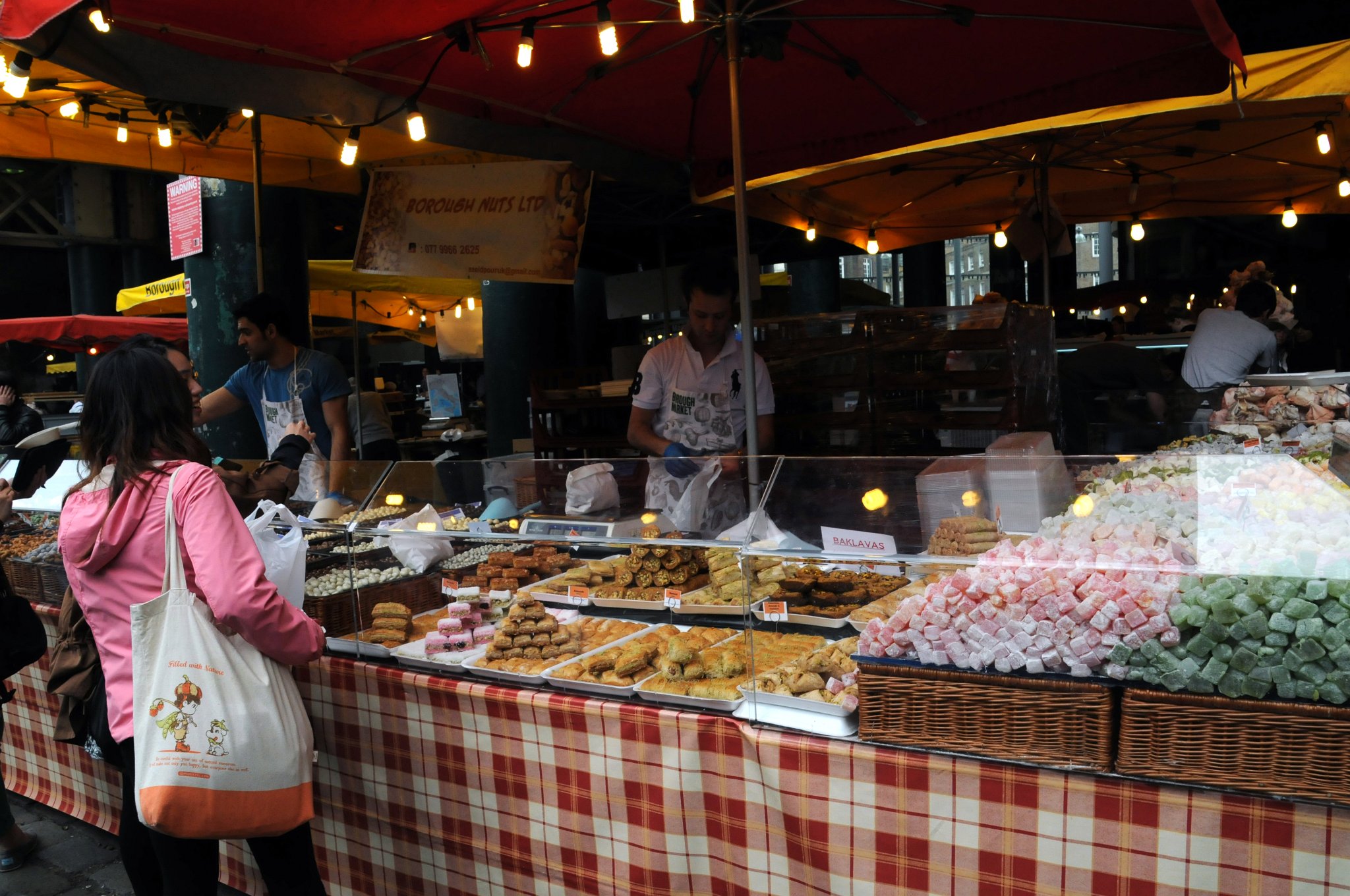 DSC_4405_1.jpg - Borough Market je jen pár kroků od stanice metra London Bridge, přímo pod železničním viaduktem mezi řekou Temží a Borough High Street.