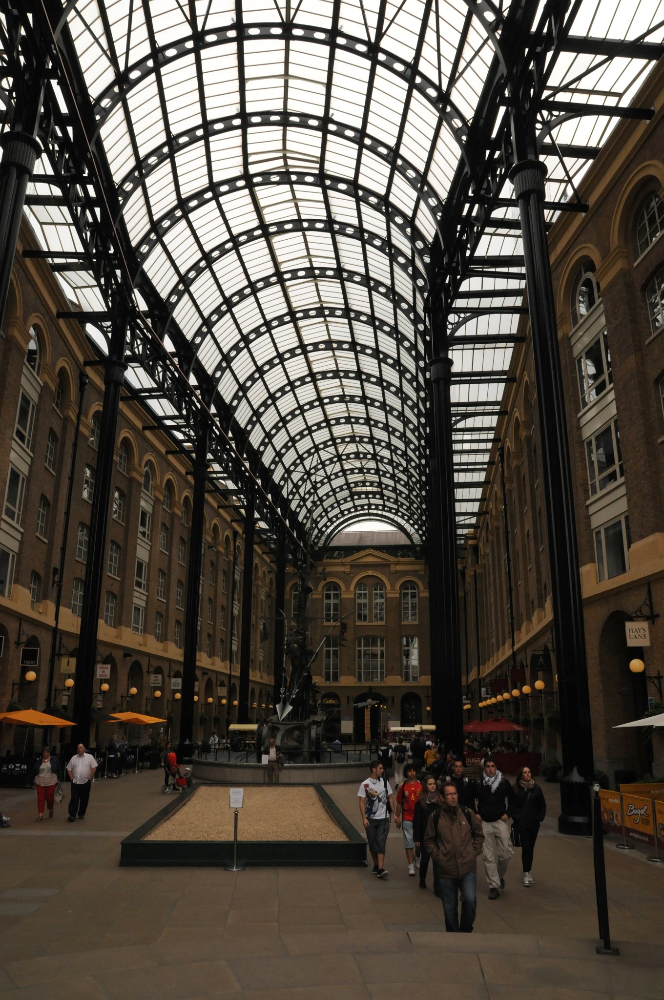 DSC_4447_1.jpg - Hay's Galleria (původně Hay's Wharf) v londýnské čtvrti Southwark se nachází na jižním břehu řeky Temže. Původně sloužila jako přístavní sklady, ale v roce 1980 byla přestavěna na atrakci pro návštěvníky a obchodní dům.