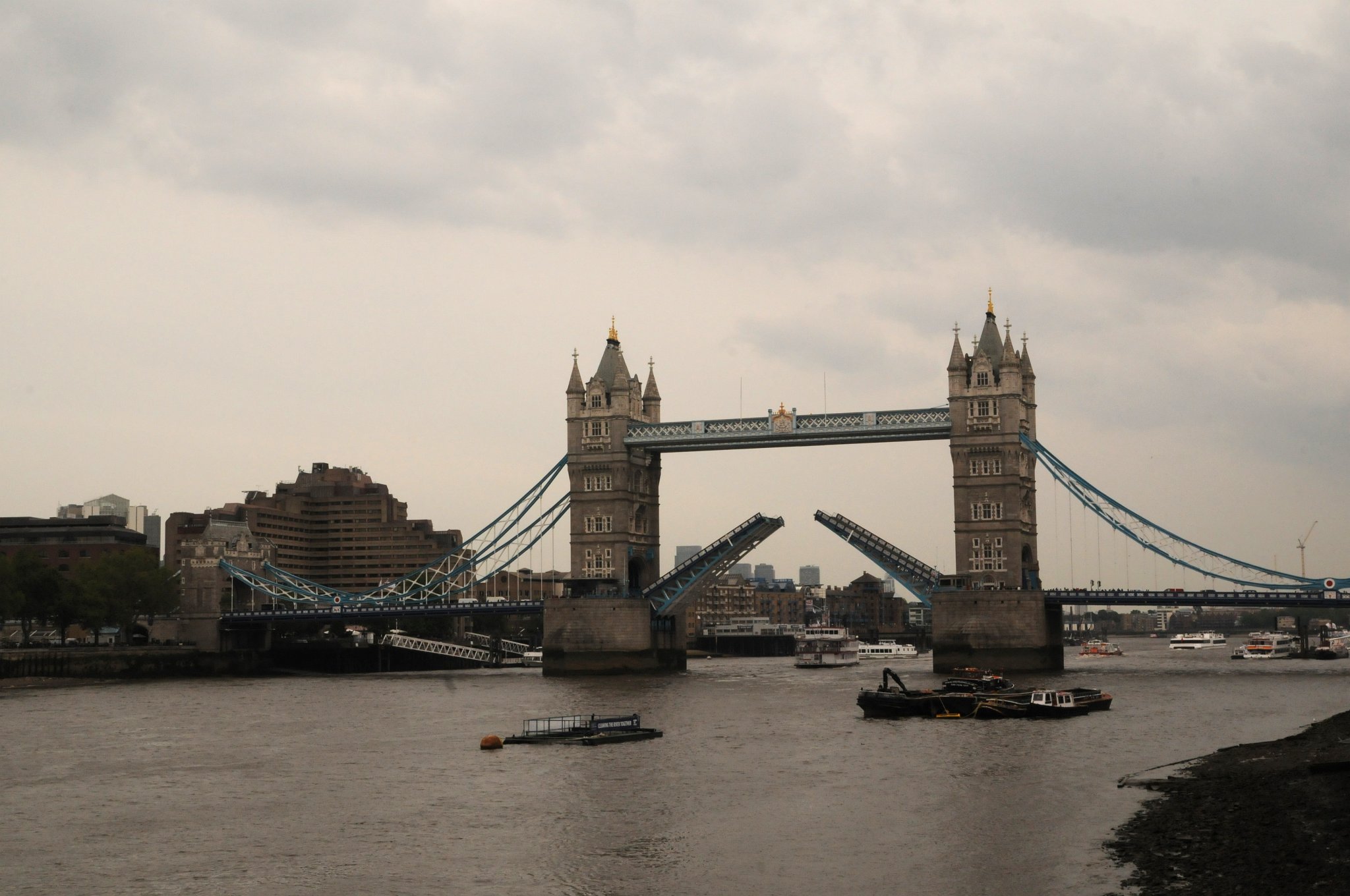 DSC_4457_3.jpg - Tower Bridge je vybaven dvěma výškovými lávkami, spojujícími obě věže mostu a používanými dříve chodci při zvednutých mostovkách při průjezdu lodí. Těm se dostalo nelichotivé pověsti ráje prostitutek a kapesních zlodějů. Proto byly roku 1910 uzavřeny. Nyní jsou znovu otevřeny jako součást historické prohlídky mostu, která zahrnuje i výstavní expozice v obou věžích.