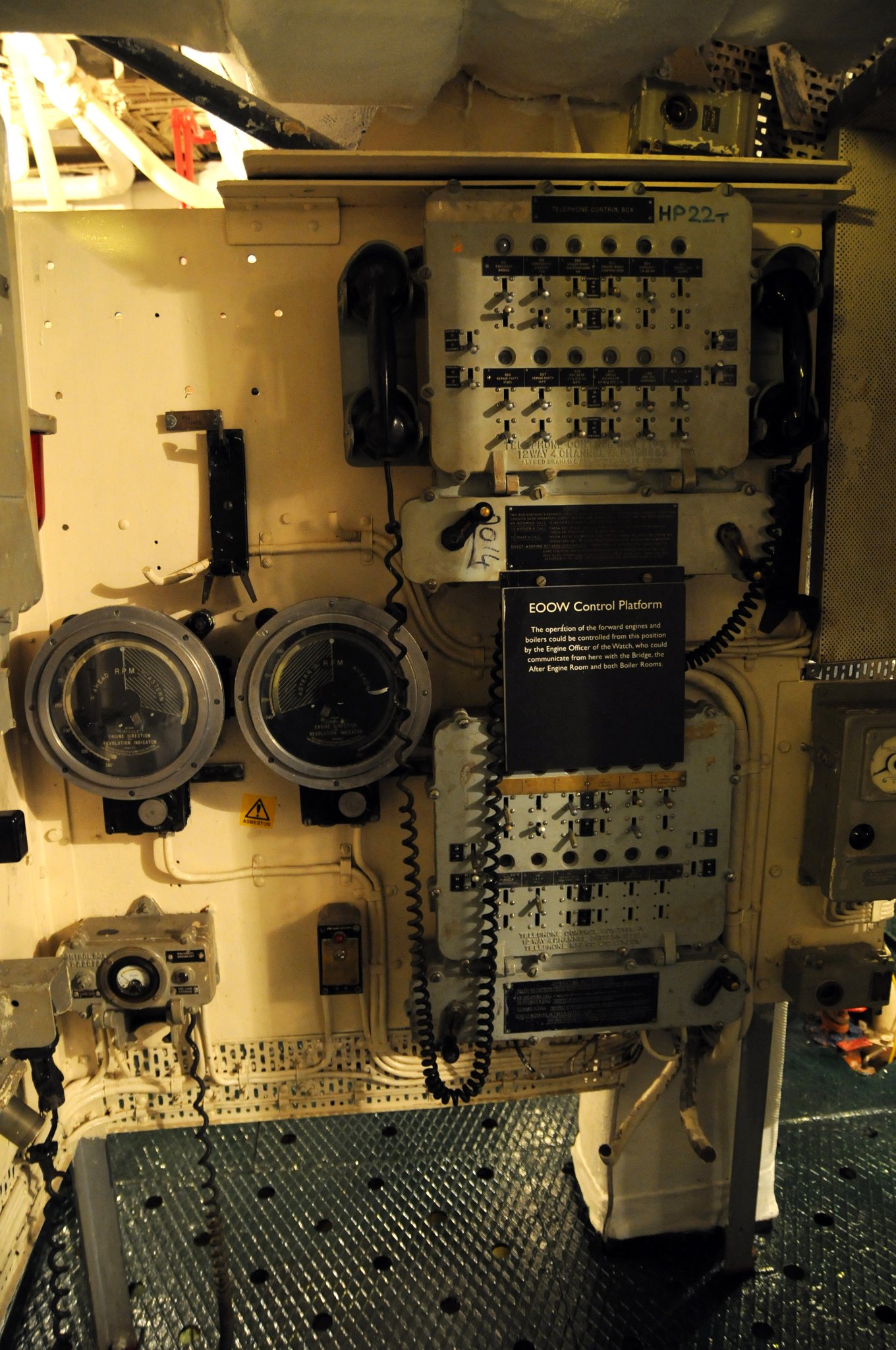 DSC_4802_1.jpg - Provoz předních motorů a kotlů může být ovládán a kontrolován důstojníkem (Engine Officer of the Watch) z této místnosti. Odtud lze komunikovat přímo s můstkem, strojovnou i oběma kotelnami.