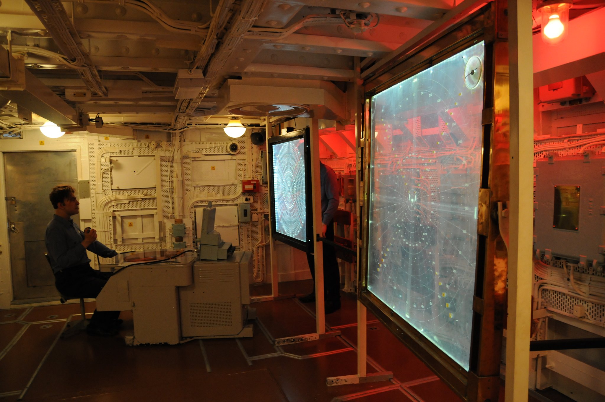 DSC_4898.JPG - Informace z radaru, sonaru a další zprávy byly shromážďovány a zobrazovány v operační místnosti, aby kapitán mohl vyhodnotit taktickou situaci.