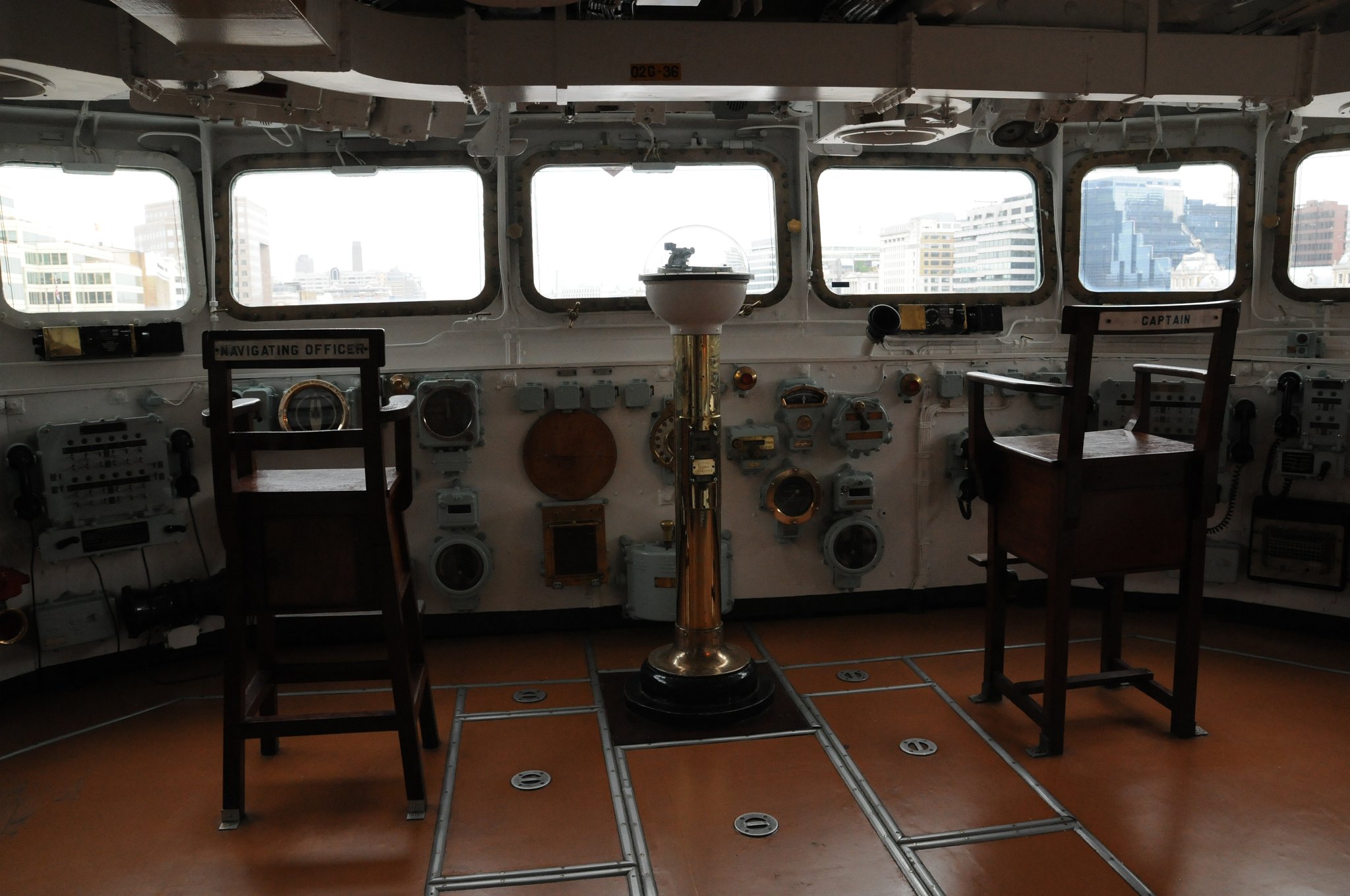 DSC_4910.JPG - Kaptiánský můstek, vlevo je sedaldlo navigačního důstojníka a vpravo pak křeslo kapitána Belfastu.