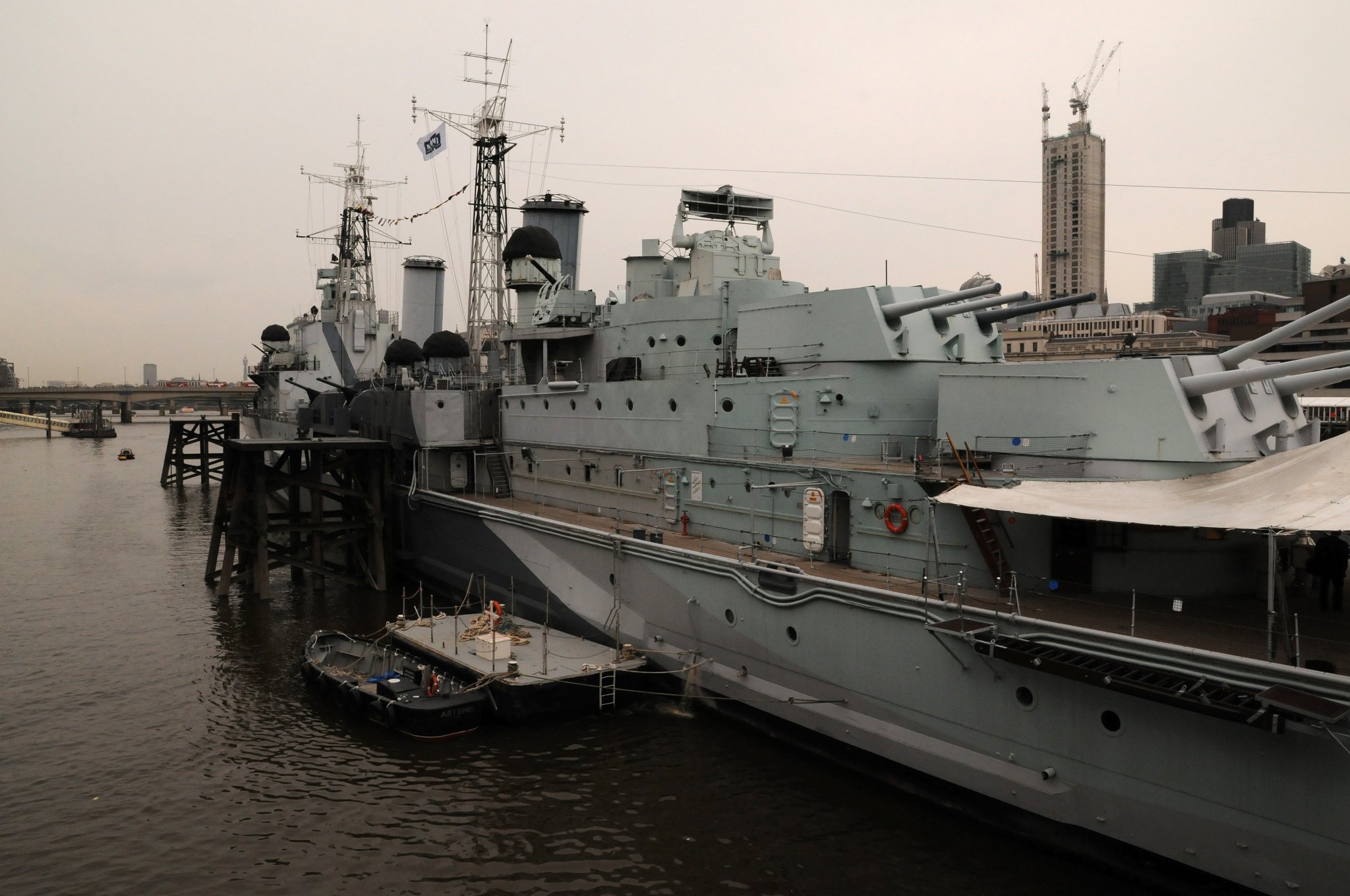 DSC_4965_3.jpg - Loď byla vyřazena z provozu roku 1963 a roku 1971 bylo rozhodnuto, že loď zůstane zachována jako památník britského námořnictva 1. poloviny 20. století. Byla zakoupena za pouhou 1 libru pro Imperial War Museum. Toho samého roku byla u příležitosti oslav bitvy u Trafalgaru zpřístupněna veřejnosti.