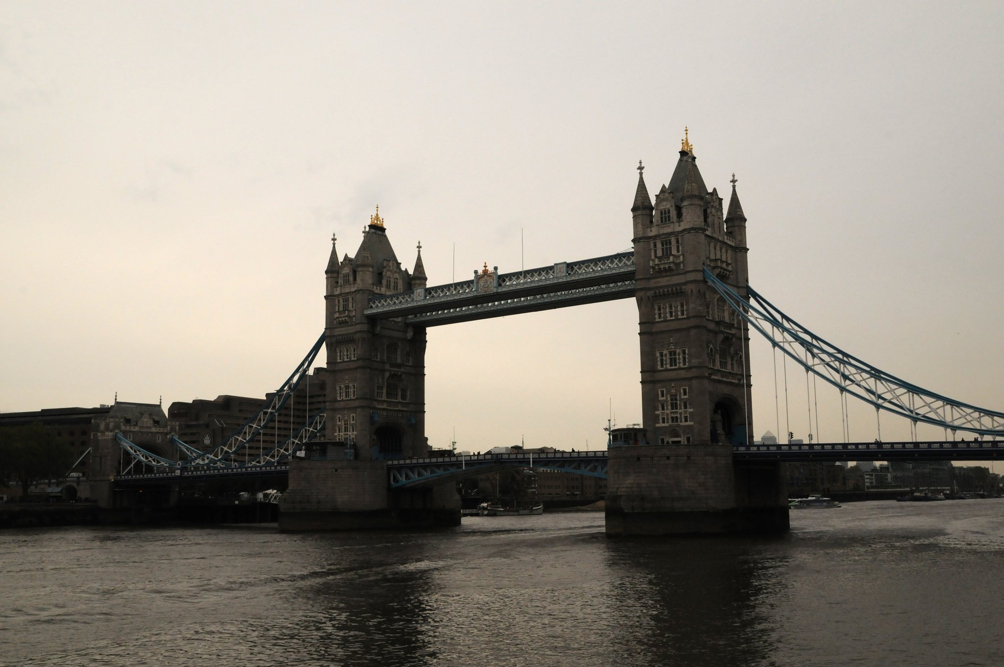 DSC_4995_3.jpg - Zvedací most Tower Bridge na řece Temži v Londýně. Stavba mostu započala roku 1886 a trvala 8 let. Na práci se podílelo 5 hlavních dodavatelů a 432 dělníků.
