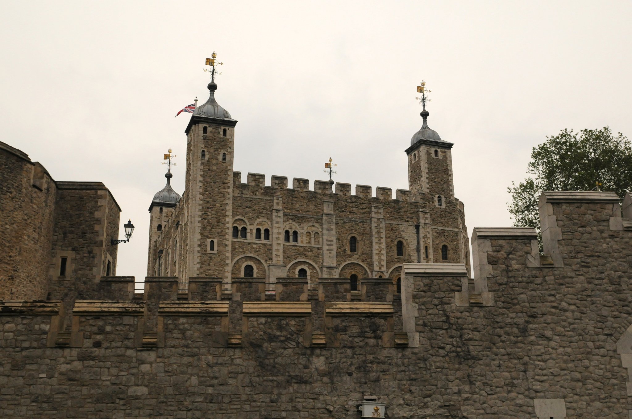 DSC_5068_3.jpg - Oficiální název londýnského Toweru (angl. Tower of London) je Palác a pevnost Jejího Veličenstva, Tower of London (Her Majesty's Palace and Fortress, The Tower of London), ačkoli posledním králem, který ho používal jako palác byl král Jakub I. (1566 – 1625).
