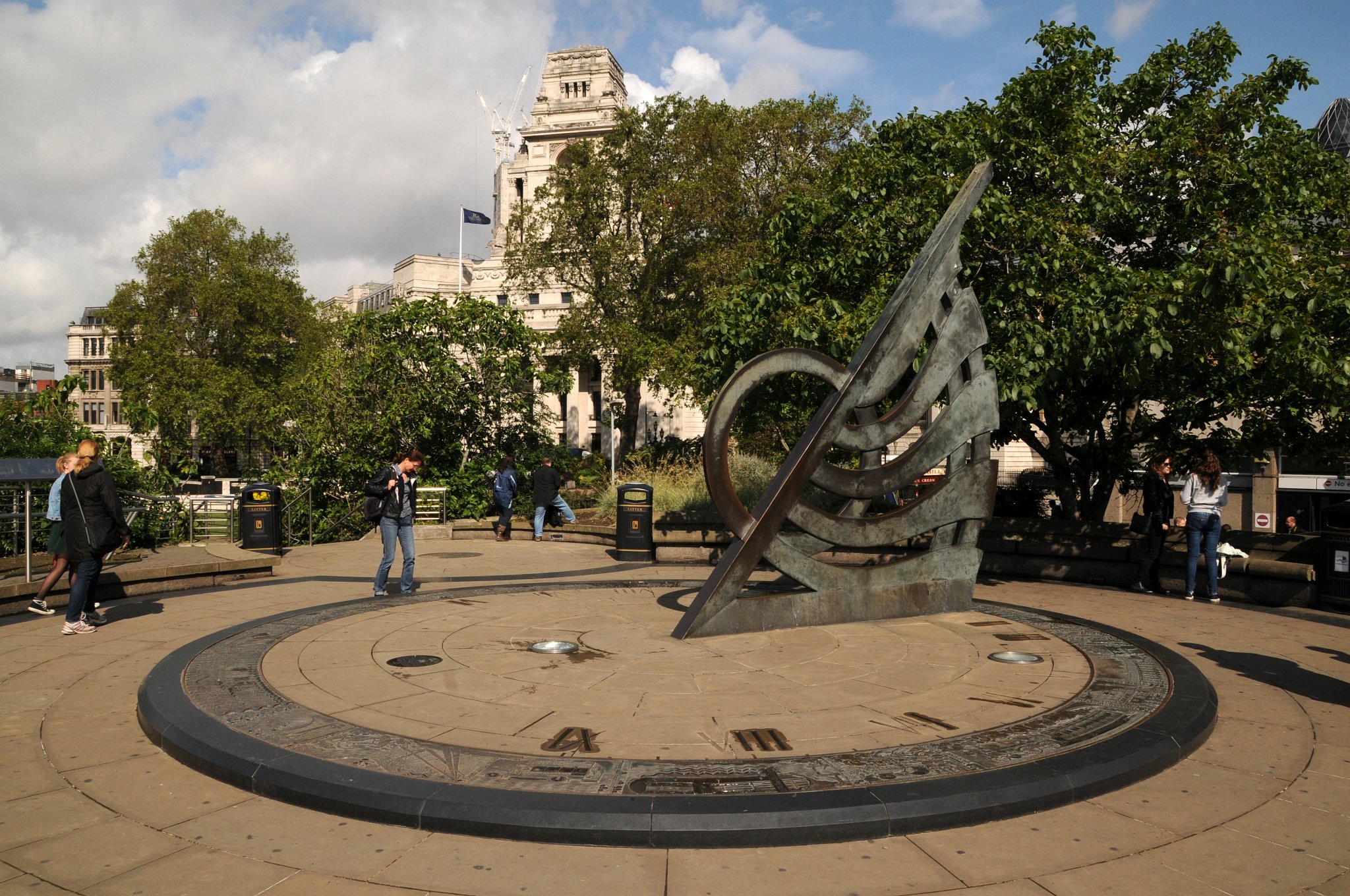 DSC_5157_2.jpg - Sun Dial (sluneční hodiny) Tower Hill.