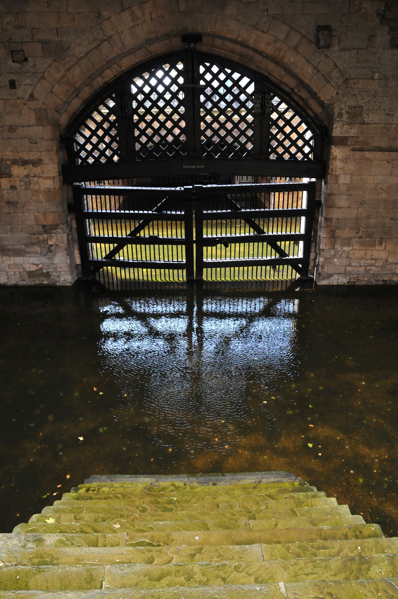 DSC_5495_2.jpg - Návštěvníci dnes do Toweru vstupují z Water Lane, ale kdysi dávno sem většinu vězňů přiváželi skrze Traitors’ Gate (Branou zrádců) obrácenou k řece.
