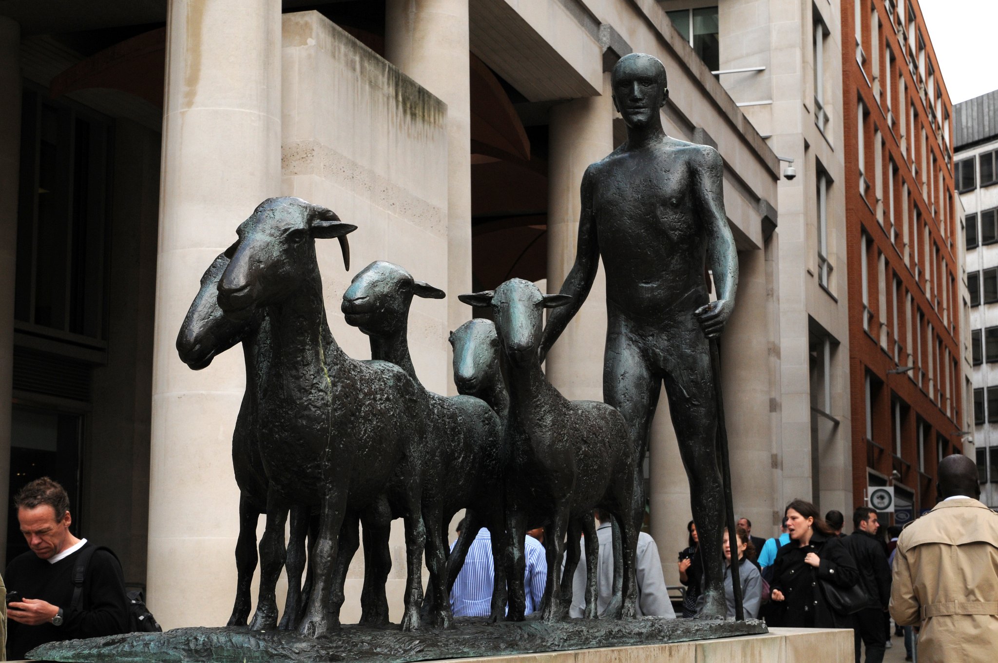 DSC_5603_3.jpg - Bronzová socha Shepherd and Sheep (Ovčák a ovce - náměstí bylo v minulosti dlouho centrem dobytčího trhu) od Elisabeth Frinkové. Paternoster Square je náměstí v Londýnském obvodu City na sever od katedrály svatého Pavla.