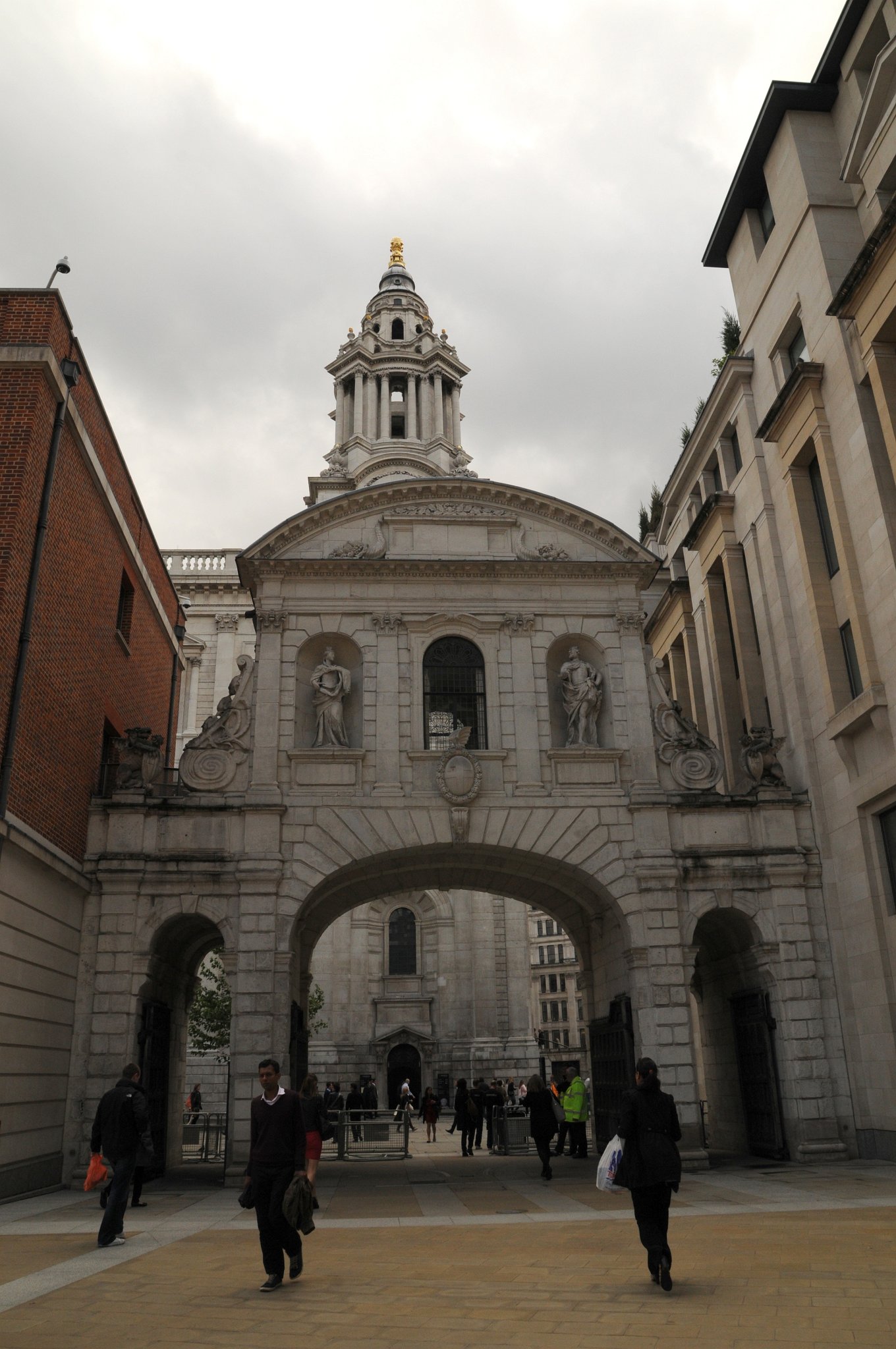 DSC_5610_1.jpg - Temple Bar je jediná dochovaná brána tvořící hranici mezi čístmi Londýna City a Westminster. Fleet Street v minulosti spojovala City s Westminsterem. Délka ulice označuje expanzi City ve 14. století. Východní konec ulice je místem kde ve středověku protékala řeka Fleet kolem londýnských hradeb a na západním konci ulice se nachází Temple Bar, který označuje současné hranice City.