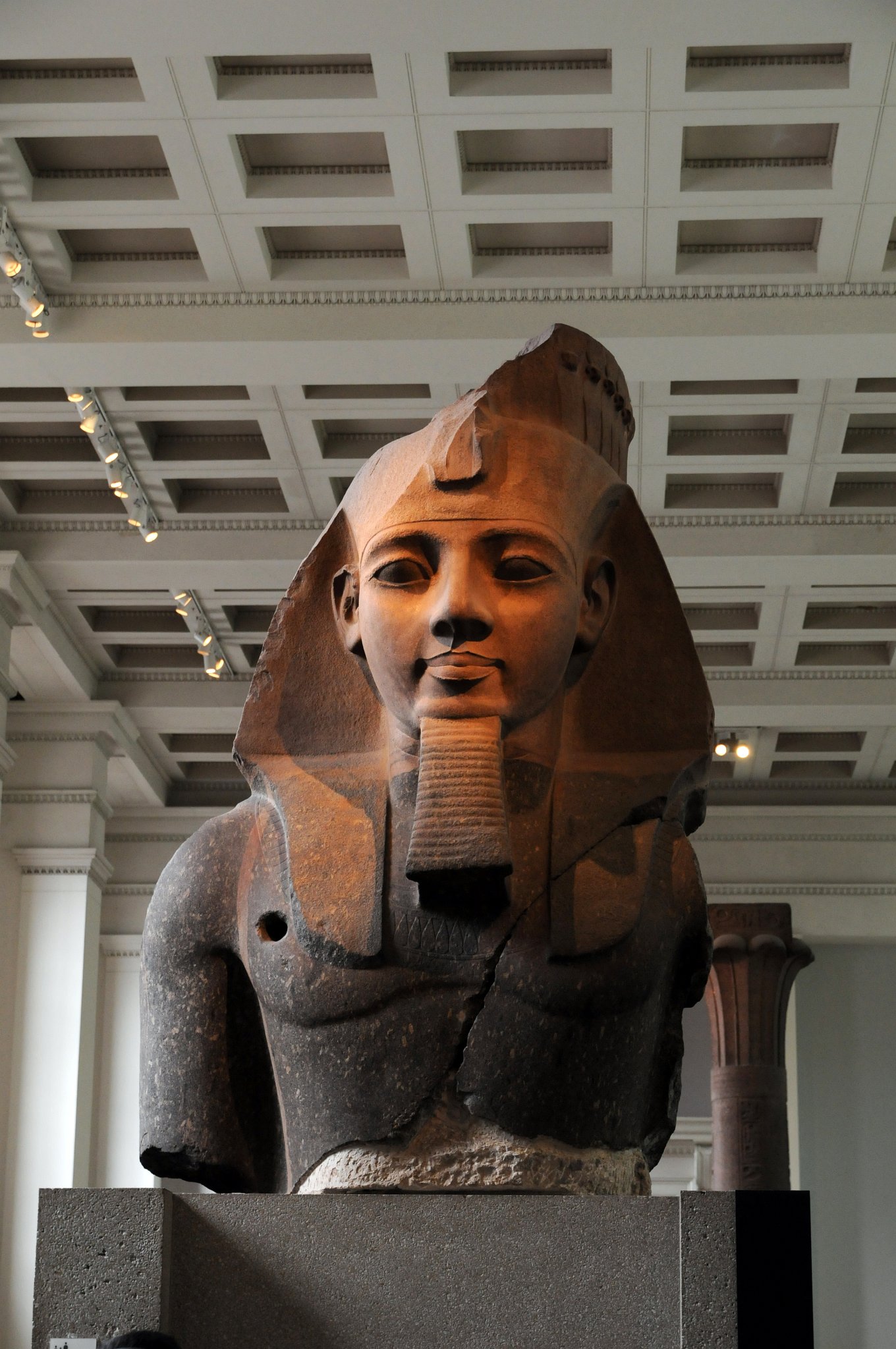 DSC_5696_2.jpg - Bysta Ramsese II. Ramesse II. (1279–1213 př. n. l.), někdy také označován jako Ramesse Veliký, byl egyptský faraon v době Nové říše (1550–1070/1069) a byl třetím panovníkem 19. dynastie, která vládla cca v letech 1292–1186/1185. Jeho otcem byl Sethi I. vládnoucí 1290–1279/1278. Byl obratný diplomat (podepsal s chetitským králem vůbec první dochovanou mírovou smlouvu), pilný stavitel a energický vládce. Za sebou zanechal Egypt v míru a prosperitě, díky tomu bývá považován za největšího panovníka egyptských dějin.