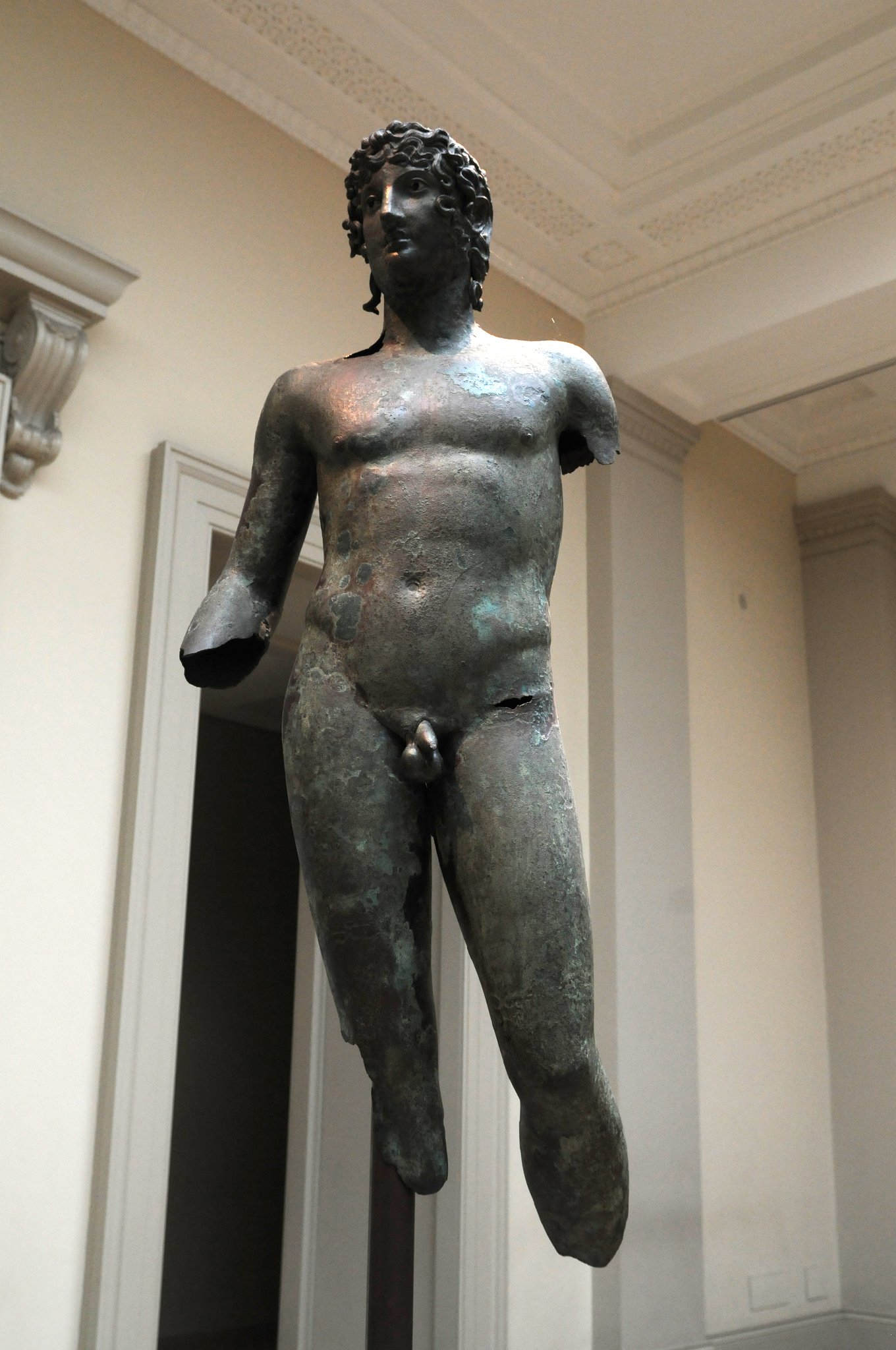 DSC_5778_2.jpg - Bronzová socha mladého muže. Ve starověkém Řecku a Římě, bronzové a mramorové sochy zdobí veřejná prostranství a svatyně bohů. V průběhu staletí byly téměř všechny bronzové sochy roztaveny pro opakované použití. Toto je jedna z mála dochovaných příkladů nalezených v Egyptě.