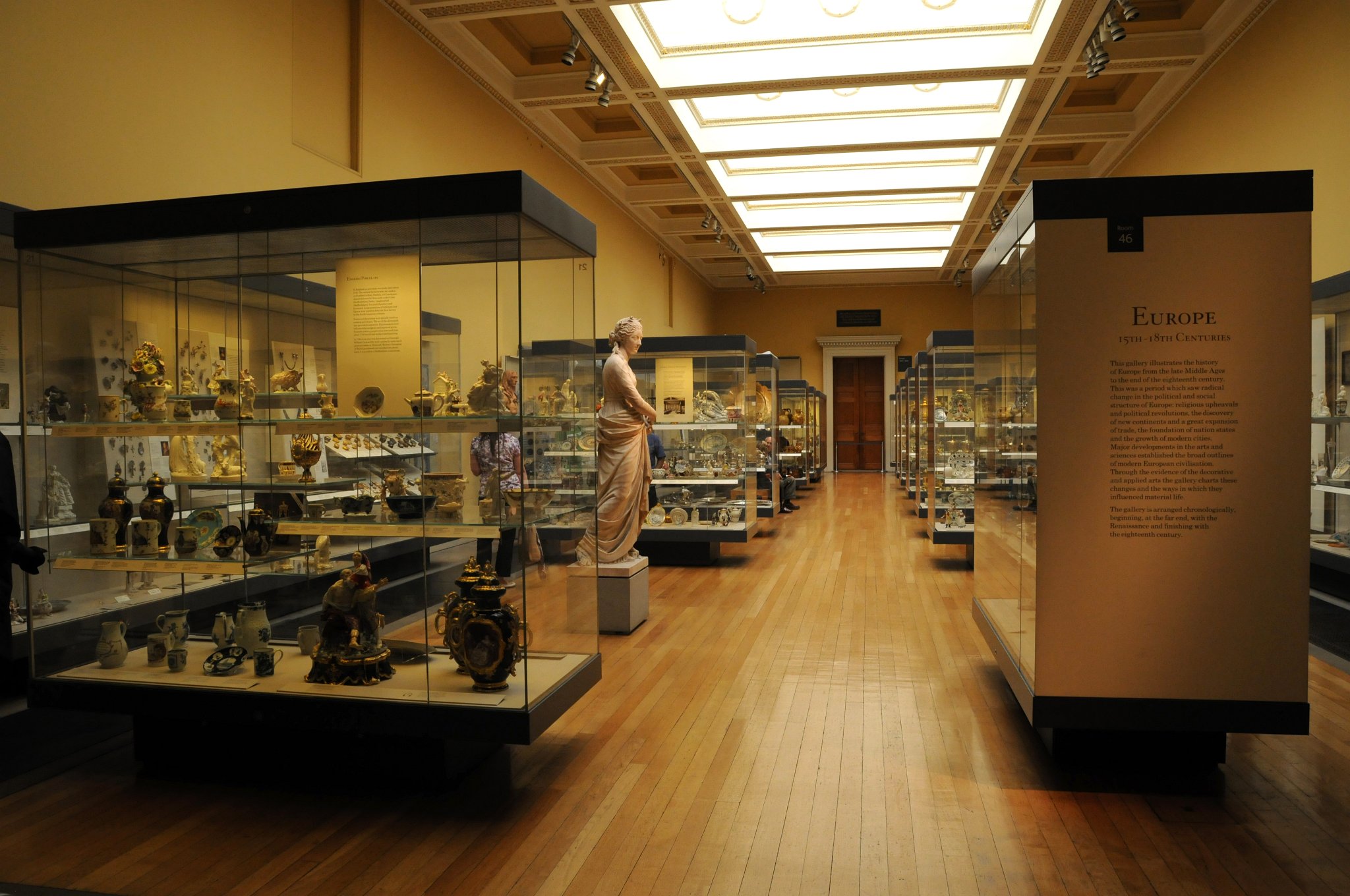 DSC_5827_1.jpg - Britské muzeum obsahuje sbírky obsahující více než sedm miliónů předmětů ze všech kontinentů dokumentujících historii lidstva od počátku až do současnosti. Mnohé objekty jsou uschovány mimo budovu muzea z důvodu nedostatku místa.