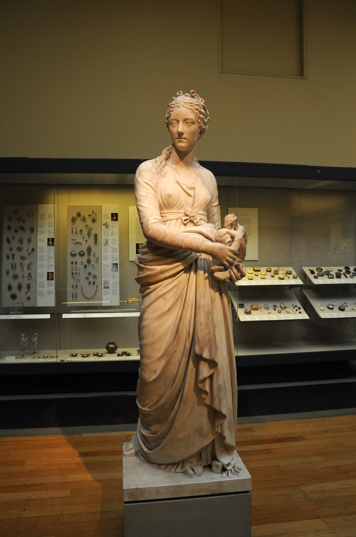 DSC_5828_2.jpg - Paní Anne Seymour Damer RA (1748-1828). Autor: Giuseppe Cerrachi (1751-1801), mramor, asi 1777Paní Damer byla aristokratka, která se zabývala sochařstvím, specializovala se na  bronzové busty a vystavovala u Královské akademie v letech 1784 a 1818 (její bronzová busta Sira Josepha Bankse je v Královské knihovně). zemřal v roce 1828 a byla pohřbena se svýmo sochařskými nástroji a popelem svého oblíbeného psa.