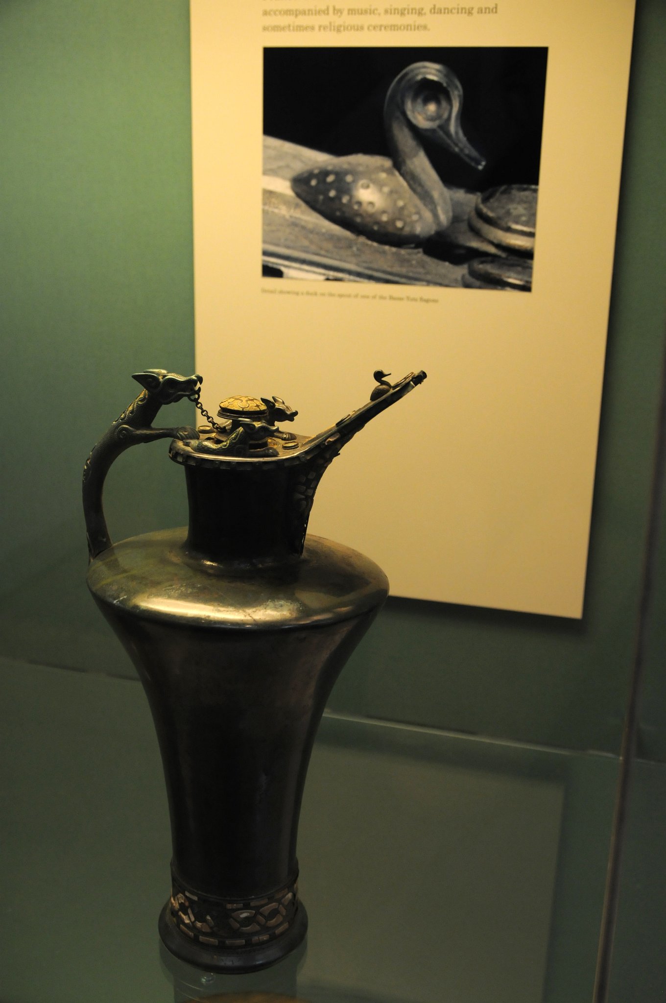 DSC_5840_2.jpg - Bronzový džbán. Tento bronzový džbán byl nalezen se dvěma Etruskými bronzovými "stamnoi" (nádoby na míchání vína) na Basee-YUTZ Lorraine, Francie v roce 1927. Zdá se pravděpodobné, že pochází z hrobu.Tyto džbány jsou mistrovská díla, ukazující ranné keltské nebo laténské umění. Toto zdobění se poprvé objevilo na kovových předmětech z východní Francii a západního Německa kolem 450 před naším letopočtem