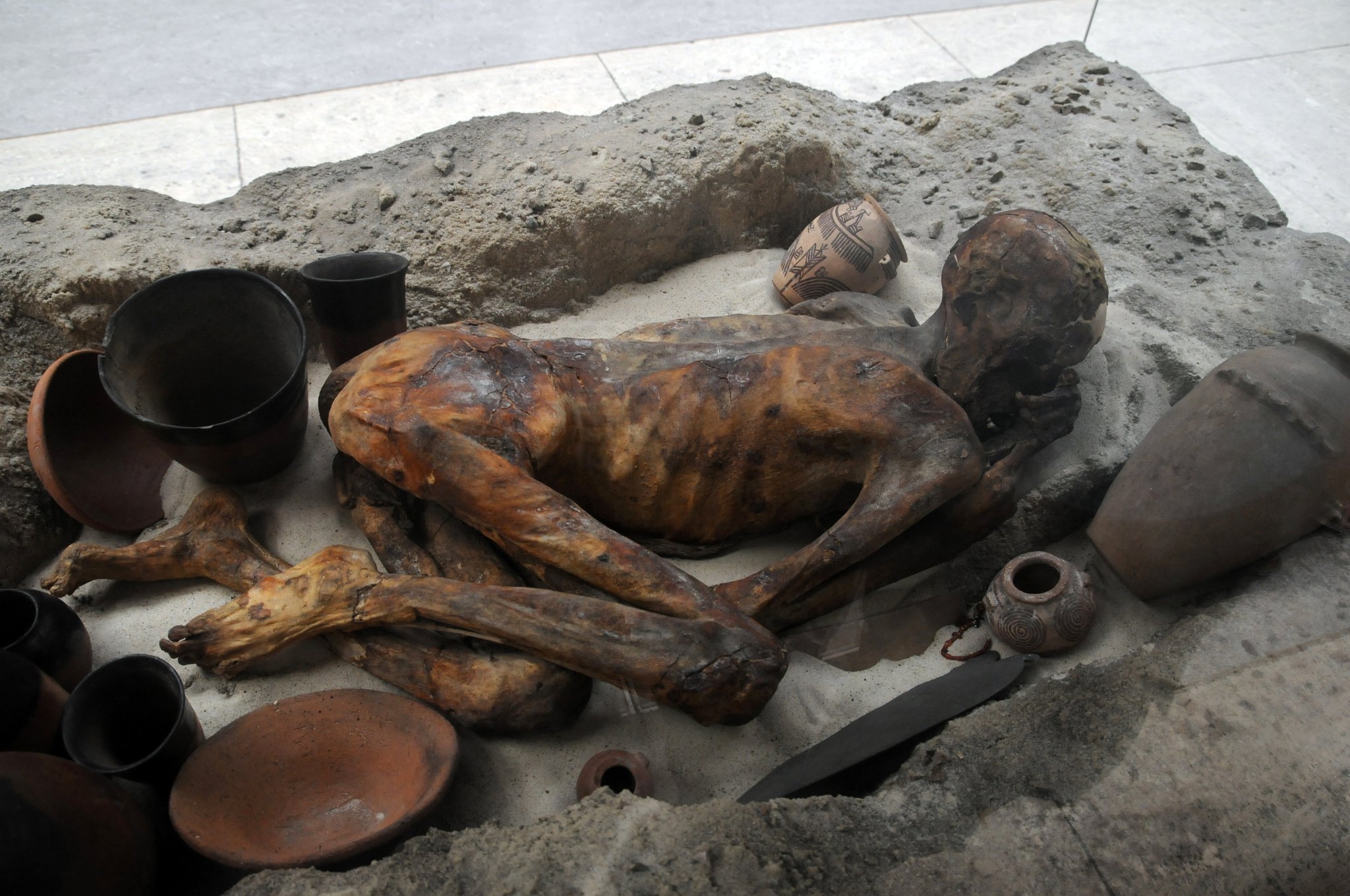 DSC_5890_2.jpg - Typický egyptský hrob obsahující přírodní zachovalé tělo muže se sbírkou pohřebních předmětů. Okolo 3400 před naším letopočtem.