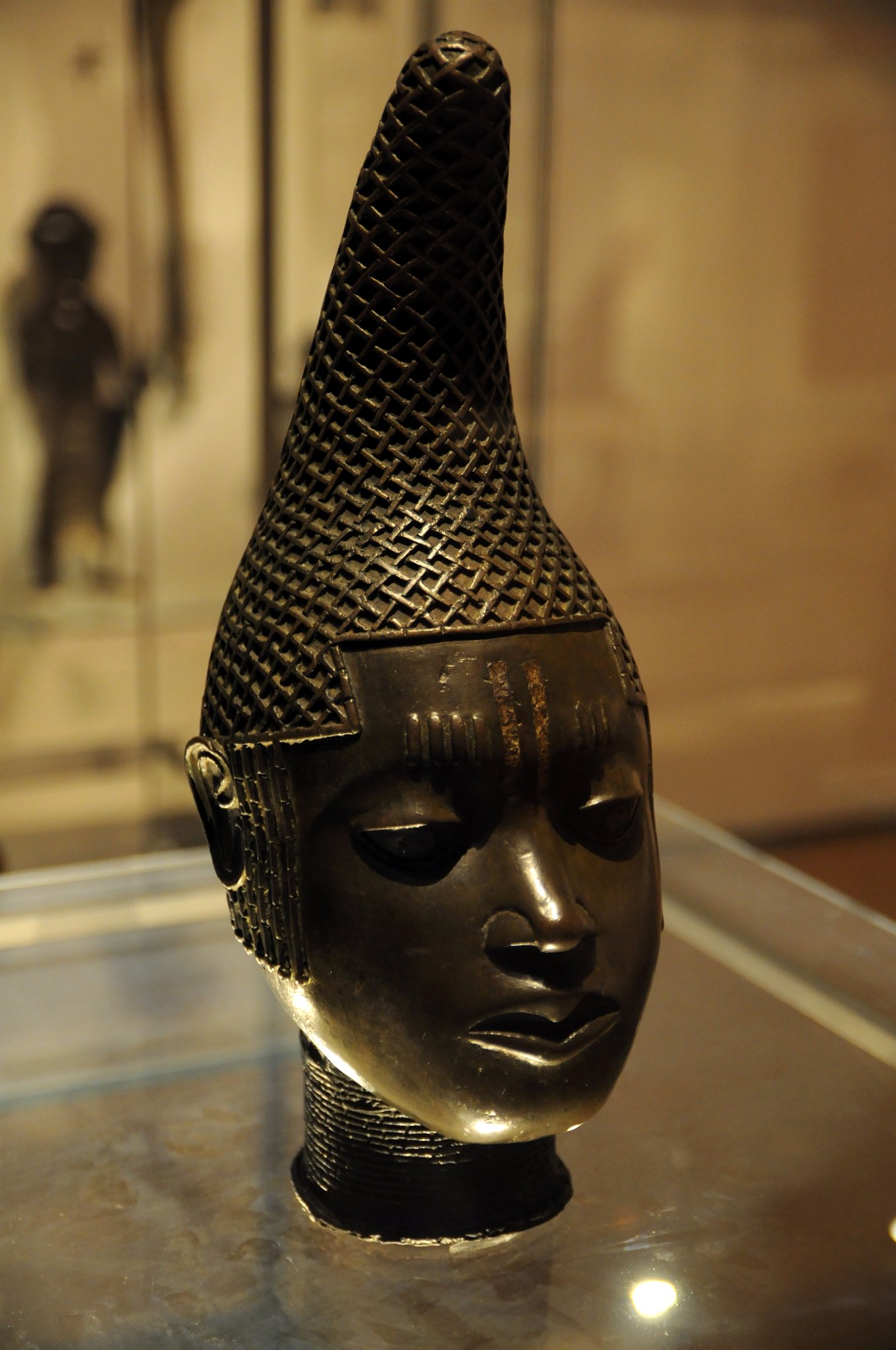 DSC_5977_2.jpg - Mozasná hlava královny matky. Benin, Nigérie, 16. století našeho letopočtu. Královna Idia, matka Oba Esigie, krále Beninu hrála klíčovou roli při vojenských konfliktech svého syna v bojích s lidmi Igala o vládu nad povodím Nigeru. Benin nakonec tento boj vyhrál. Říká se, že Oba Esigie zavedl titul Královna matka a založil tradici odlévání hlav.