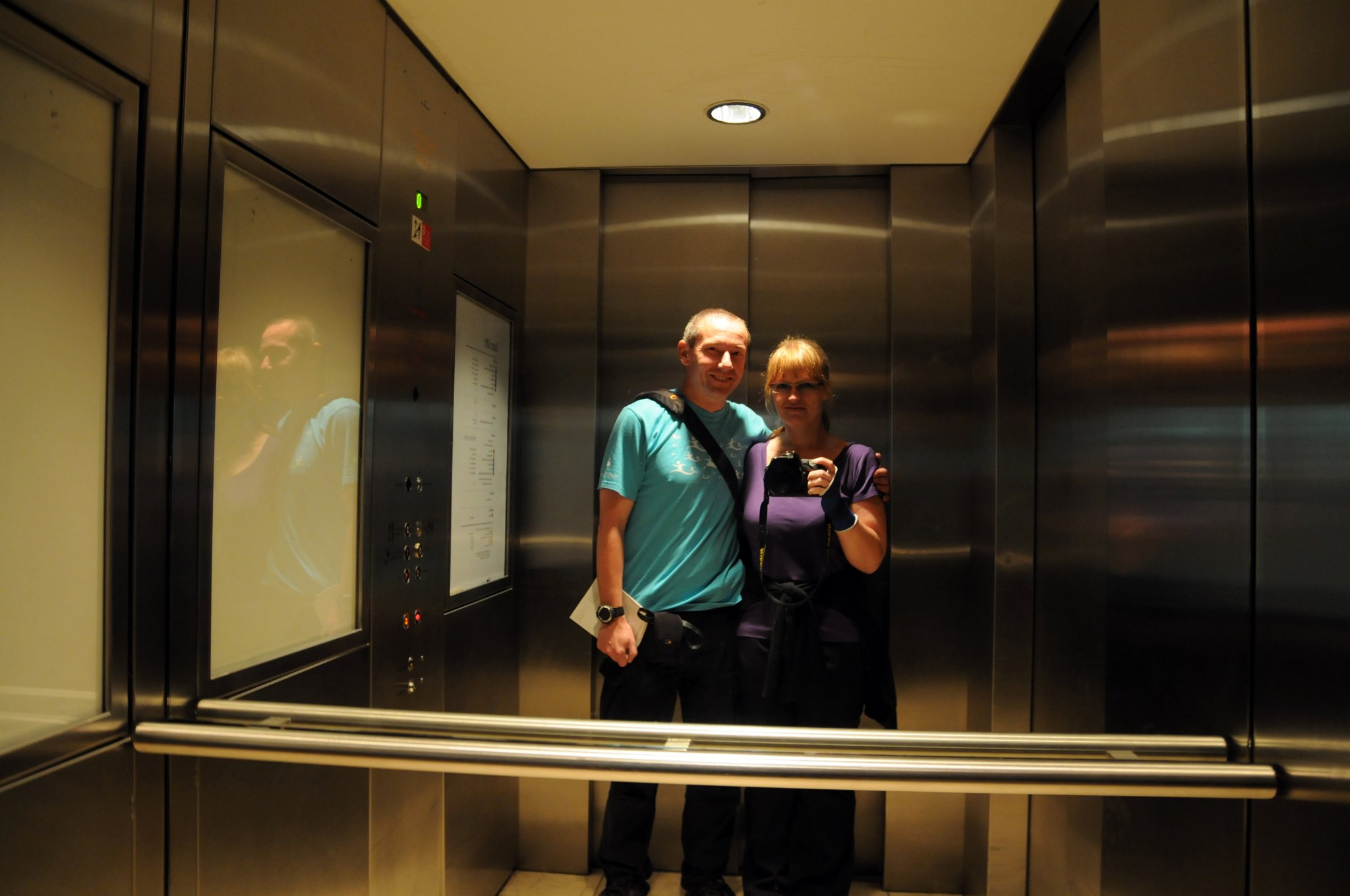 DSC_5996_3.jpg - Janina a Fili ve výtahu v Britském muzeu.
