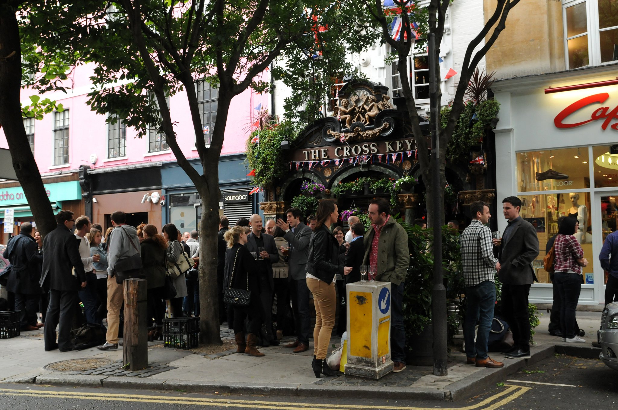 DSC_6001_1.jpg - V Londýně mě šokovaly davy lidí stojící před puby. U nás si všichni sedáme do interiéru nebo na předzahrádky, postojíme maximálně u baru. Nedovedeme si představit, že stojíme před restaurací s umělohmotným kelímkem v ruce. Pro Londýňany je to běžný zvyk. Takže v pozdním pátečním odpoledni potkáte jako přes kopírák před každým barem hlouček postávajících manažerů v obleku, právníků a sekretářek...prostě každého, kdo si chce po práci trošku oddechnout. 